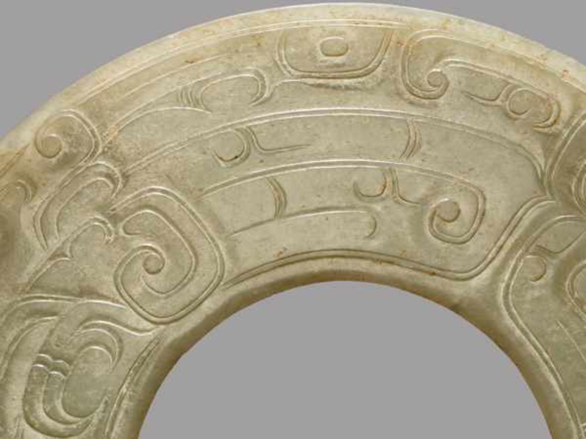 A LARGE DISC IN LIGHT GREEN JADE WITH A DOUBLE ONELEGGED DRAGON (KUI) DESIGN Jade, China. Late - Image 4 of 6