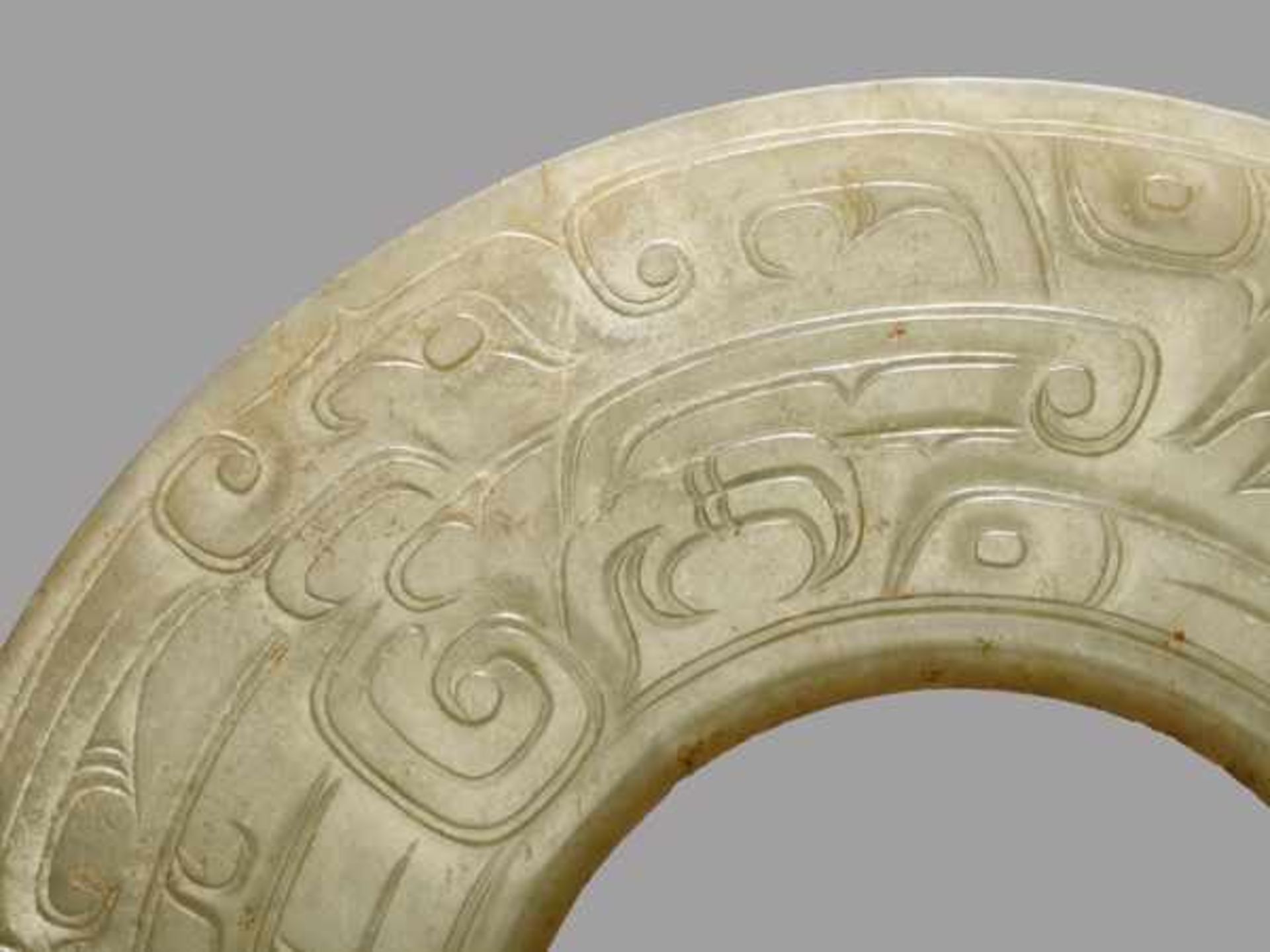 A LARGE DISC IN LIGHT GREEN JADE WITH A DOUBLE ONELEGGED DRAGON (KUI) DESIGN Jade, China. Late - Image 3 of 6