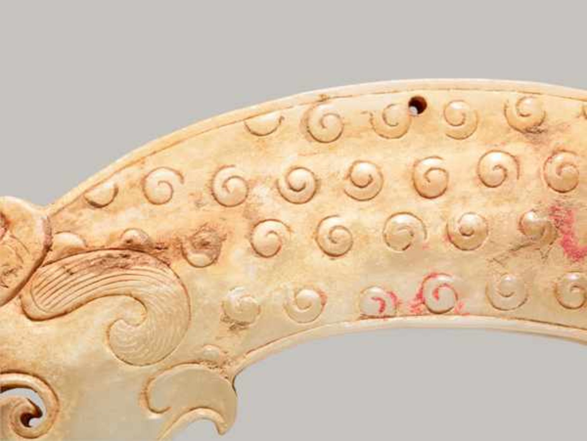 A POWERFUL HUANG ARCHED PENDANT WITH FINELY DETAILED DRAGON HEADS AND A PATTERN OF RAISED CURLS - Image 4 of 8