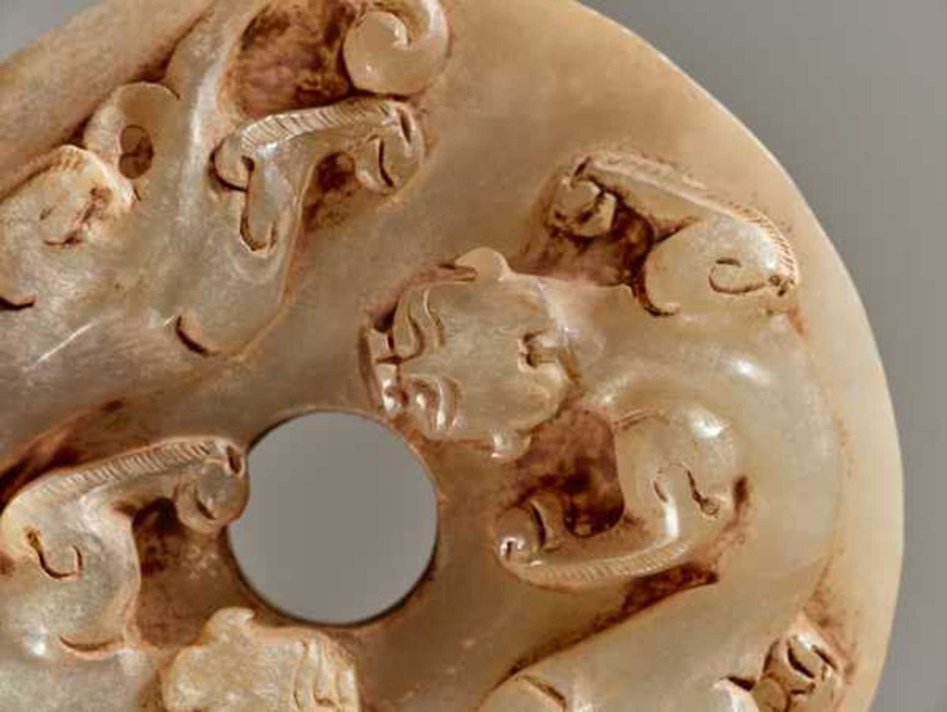 AN IMPRESSIVE WHITE JADE SWORD POMMEL WITH TWO DRAGONS CARVED IN RELIEF Jade, China. Western Han, - Image 4 of 9