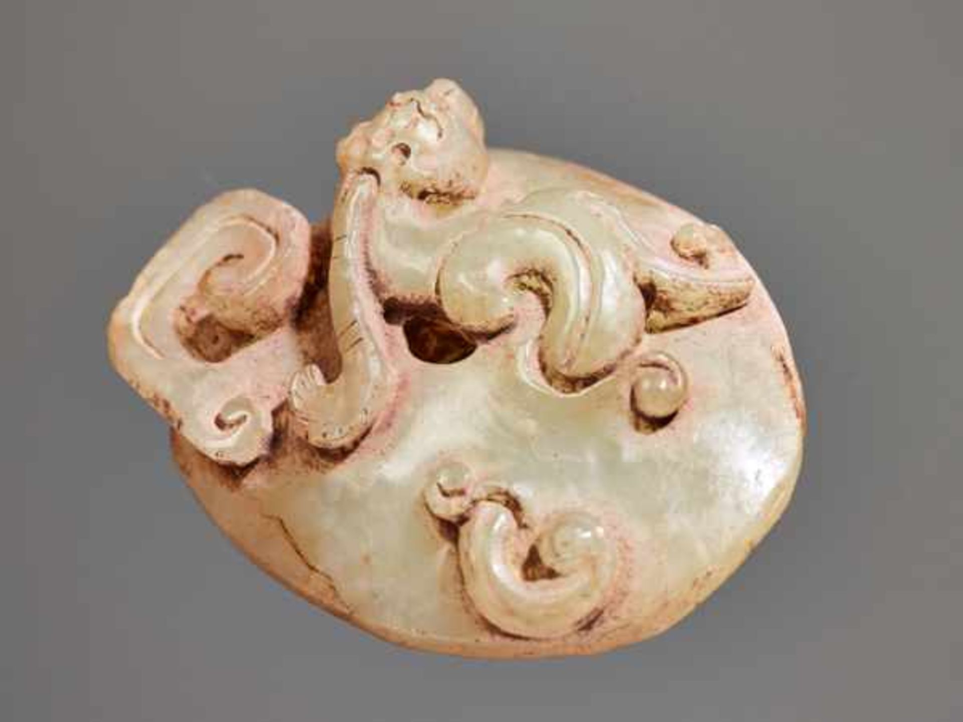 A SMALL LIGHT GREEN JADE PENDANT IN THE SHAPE OF AN ARCHER’S RING WITH A DRAGON IN RELIEF Jade, - Image 4 of 4