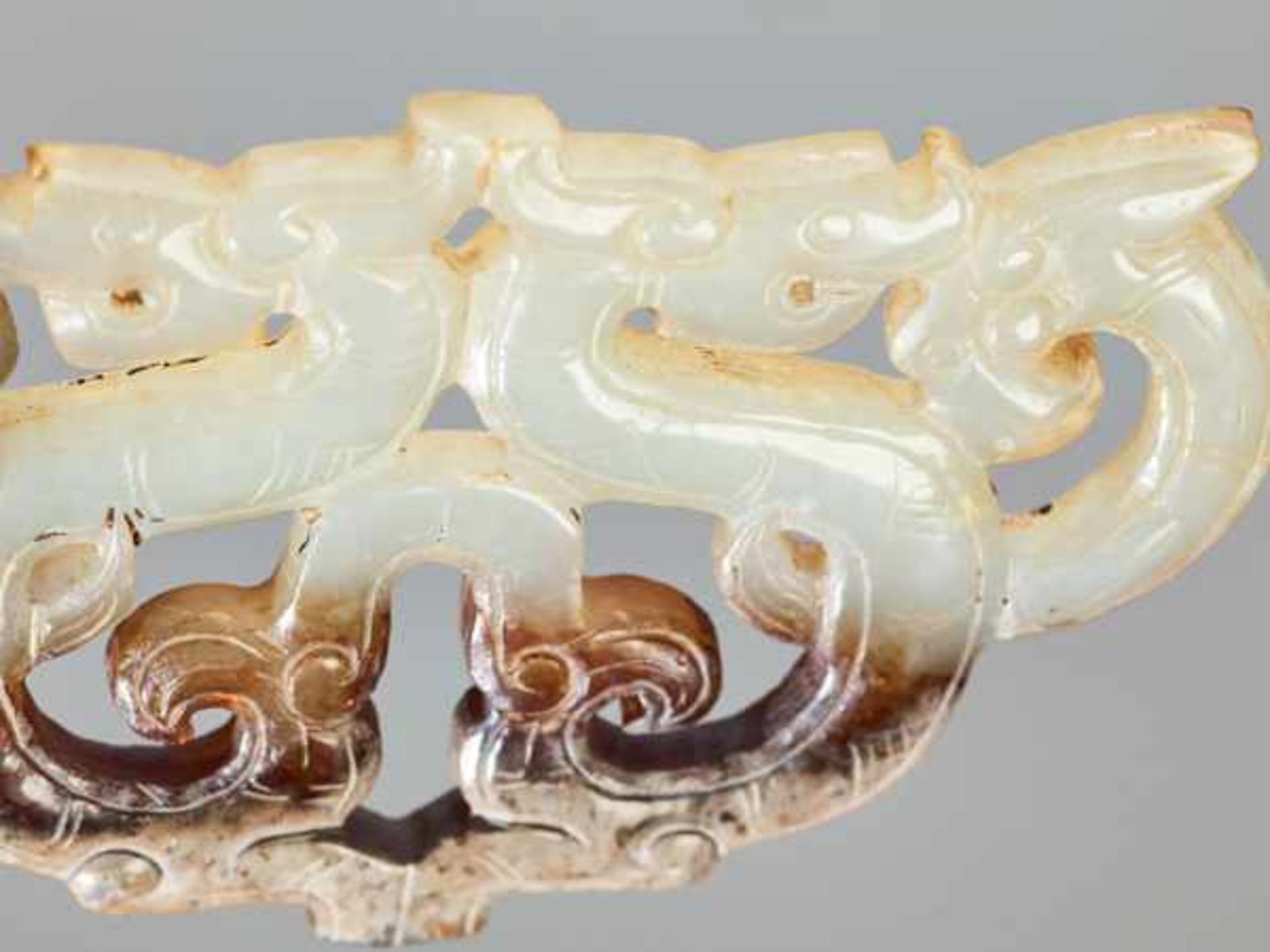 A GRACEFUL ORNAMENT IN OPENWORK WITH DRAGON AND PHOENIX MOTIF Jade, China. Eastern Zhou, Warring - Image 5 of 8
