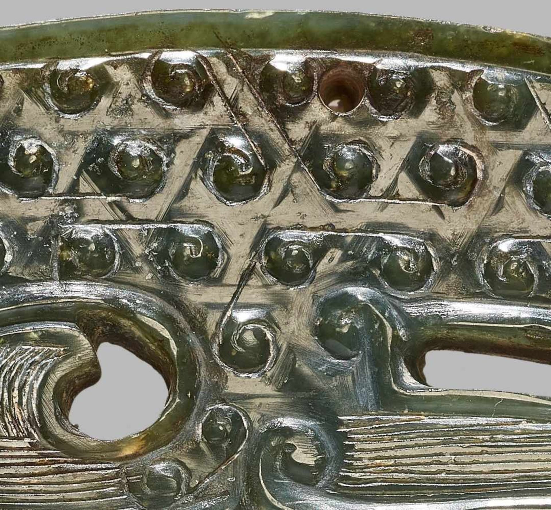 AN EXTREMELY RARE SPINACH GREEN JADE ARCHED DRAGON Jade, China. Eastern Zhou, Warring States period, - Image 5 of 6