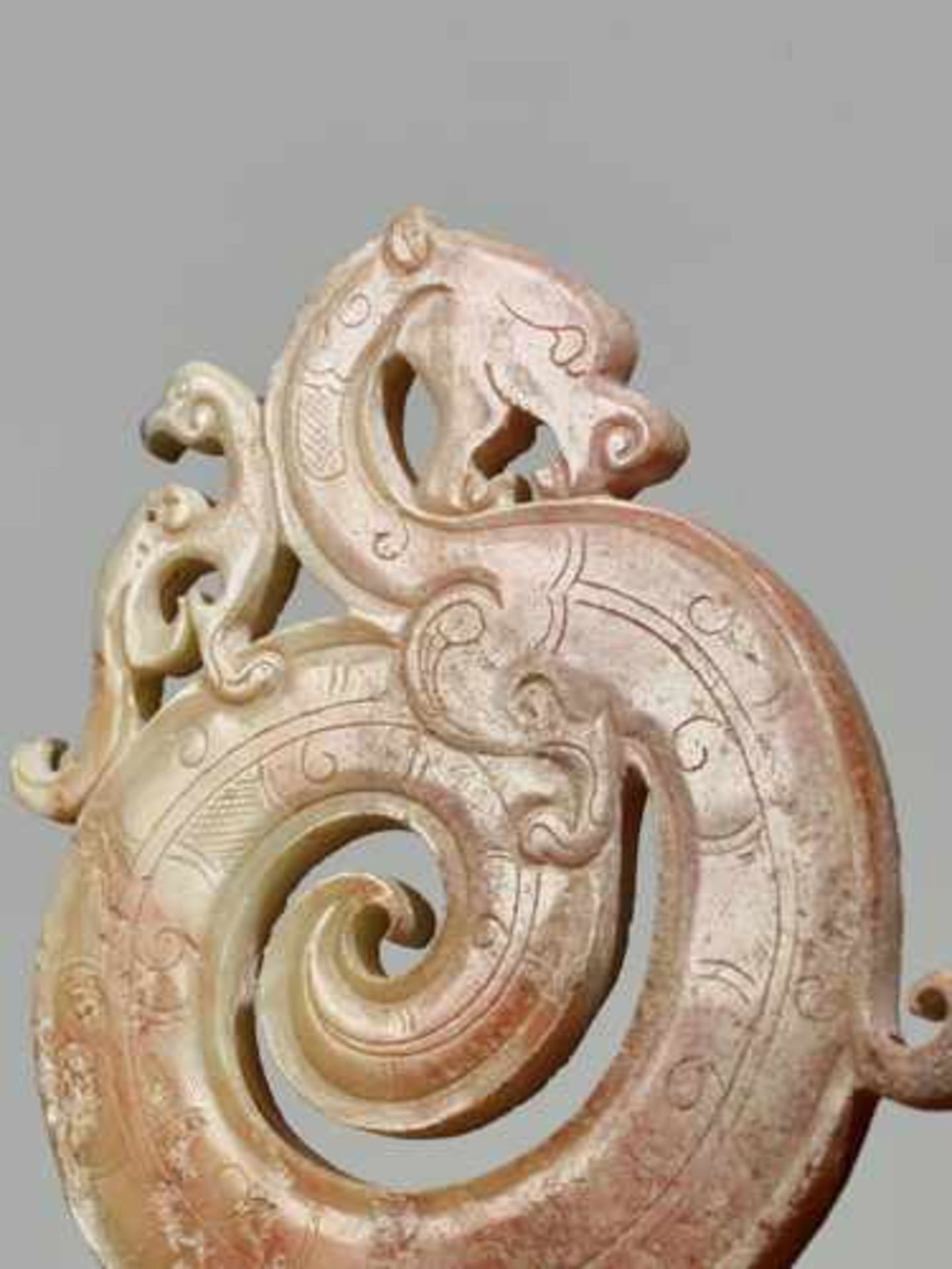 LOVELY CURLED DRAGON WITH A PHOENIX Jade, China. Eastern Jin Dynasty. AD 317-420 龍鳳紋玉環 - 東晉, 317年－ - Image 6 of 10