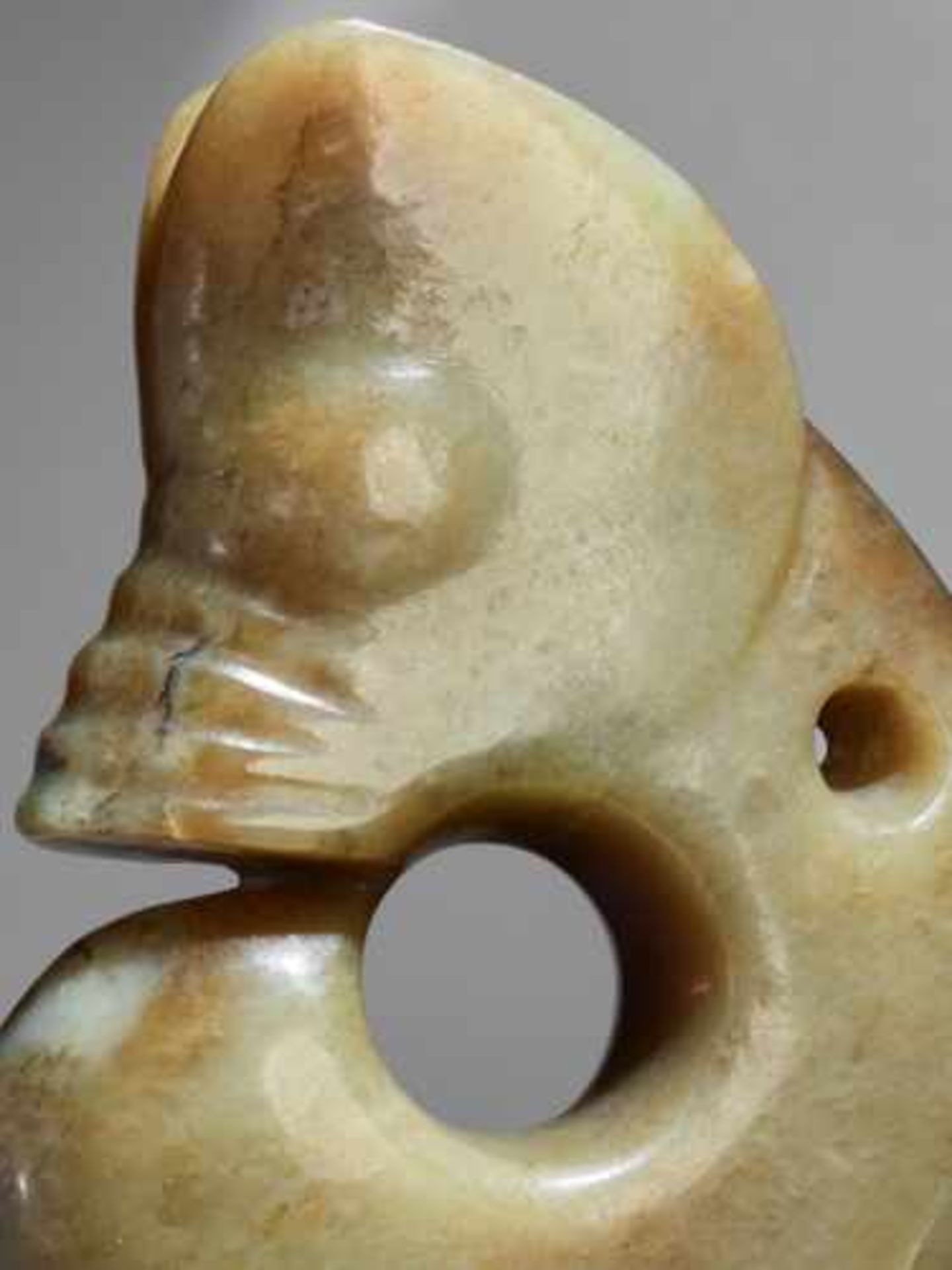 AN IMPRESSIVE AND HIGHLY POLISHED “PIG-DRAGON” OR ZHULONG Jade, China. Late Neolithic period, - Bild 3 aus 8