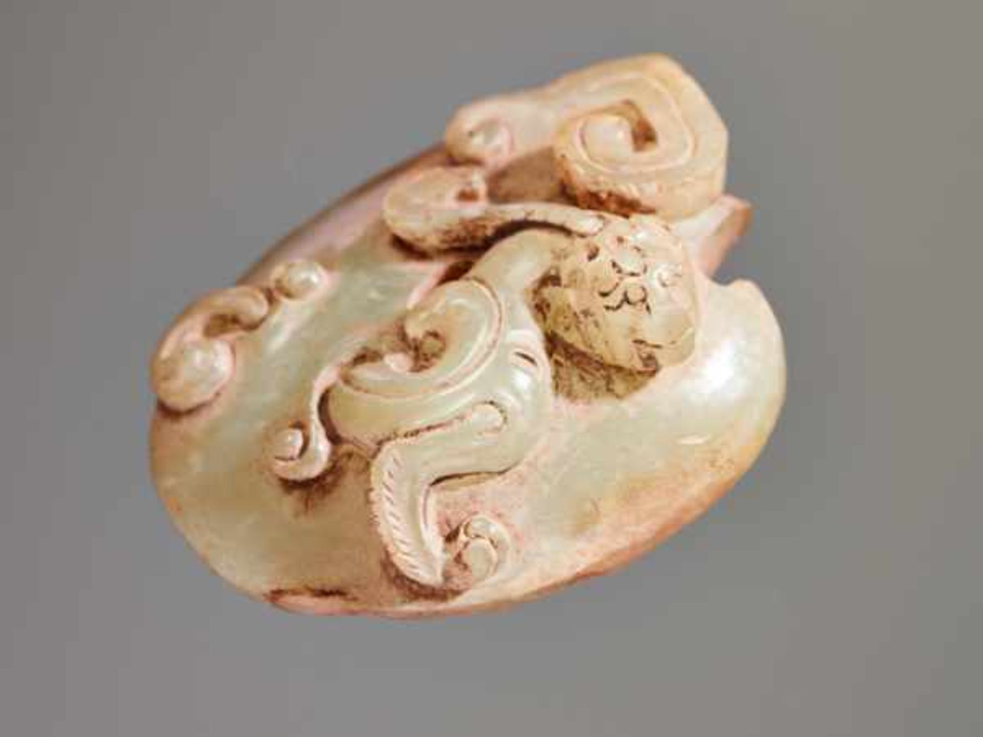 A SMALL LIGHT GREEN JADE PENDANT IN THE SHAPE OF AN ARCHER’S RING WITH A DRAGON IN RELIEF Jade, - Image 3 of 4