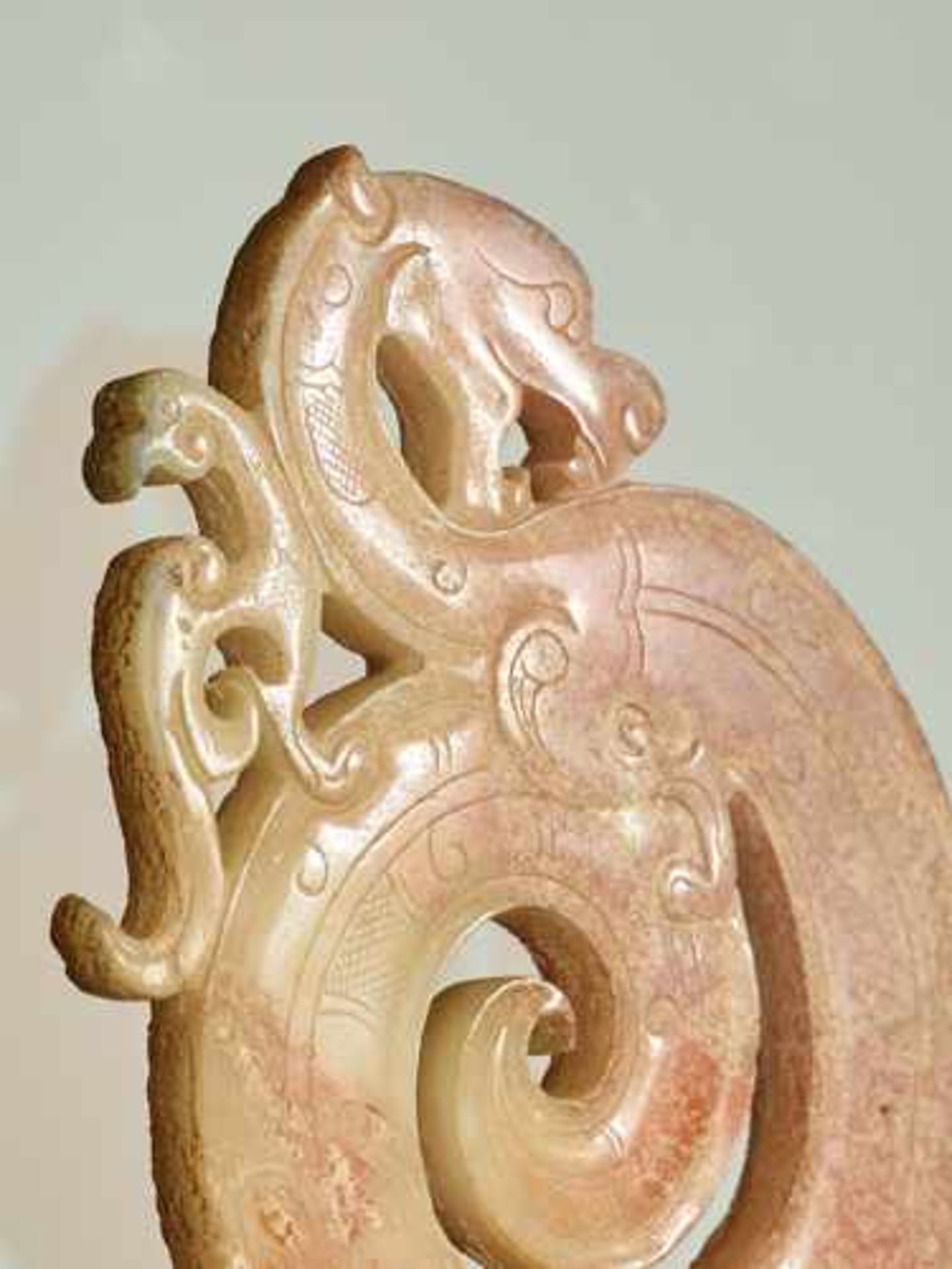 LOVELY CURLED DRAGON WITH A PHOENIX Jade, China. Eastern Jin Dynasty. AD 317-420 龍鳳紋玉環 - 東晉, 317年－ - Image 4 of 10