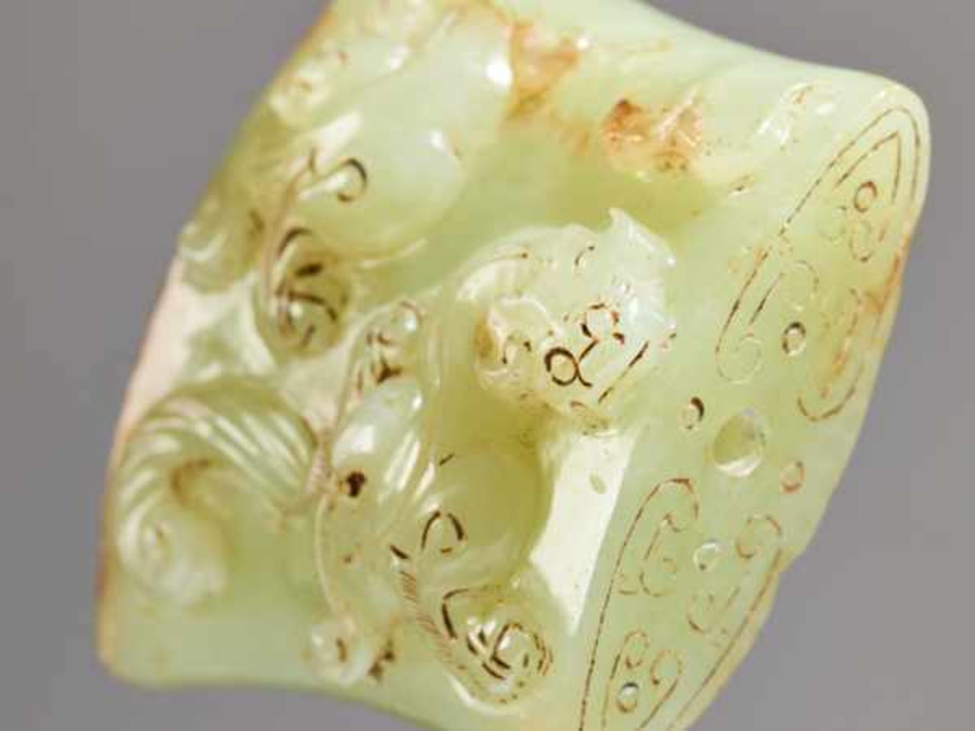 AN UNUSUAL GREEN JADE SCABBARD CHAPE WITH SCULPTURAL CHI OR HORNLESS DRAGON AND TAOTIE MASK Jade, - Image 5 of 7