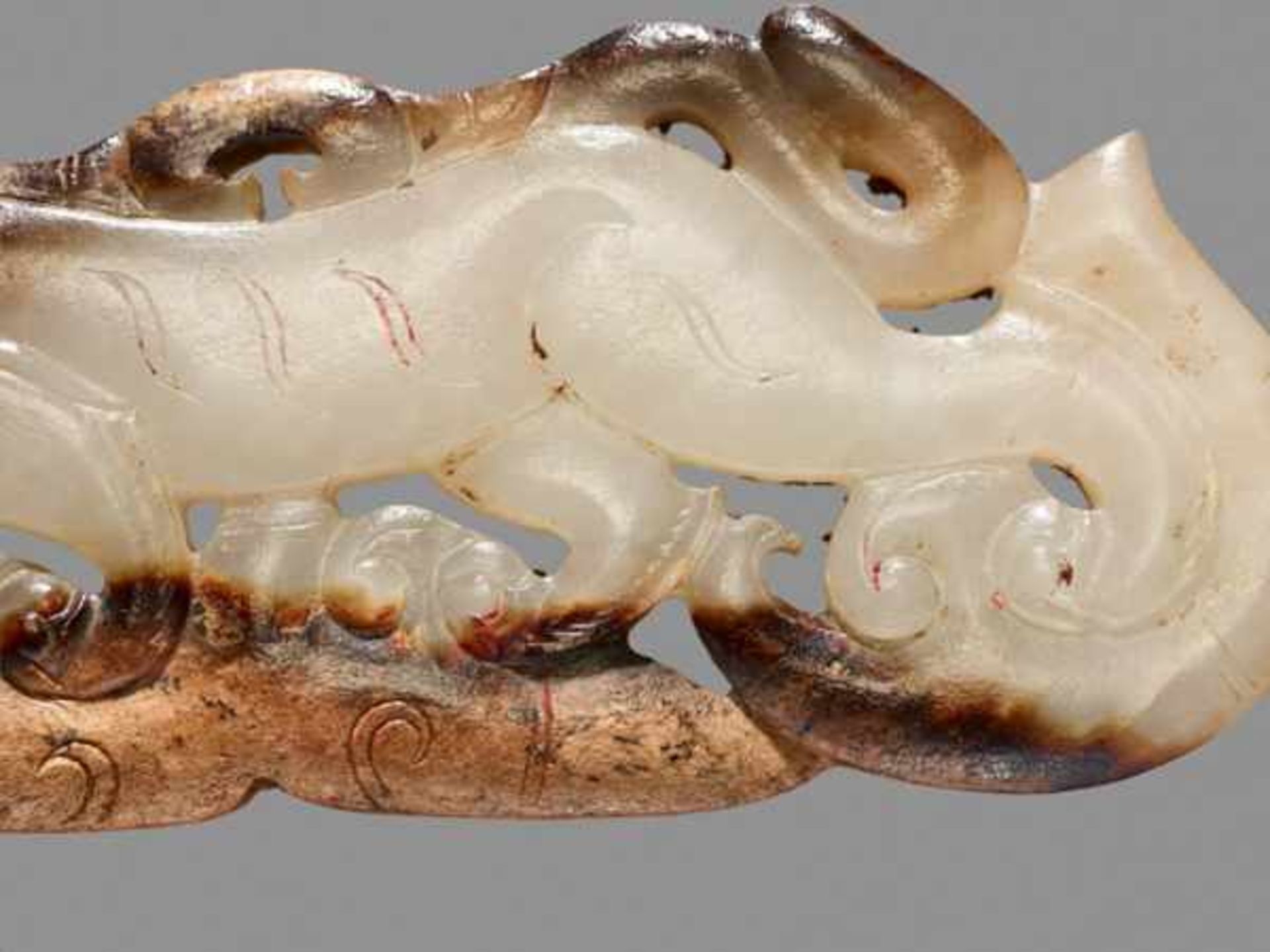 AN EXTRAORDINARY CROUCHING TIGER PENDANT IN SEMITRANSLUCENT WHITE JADE Jade, China. Western Han, 2nd - Image 4 of 8