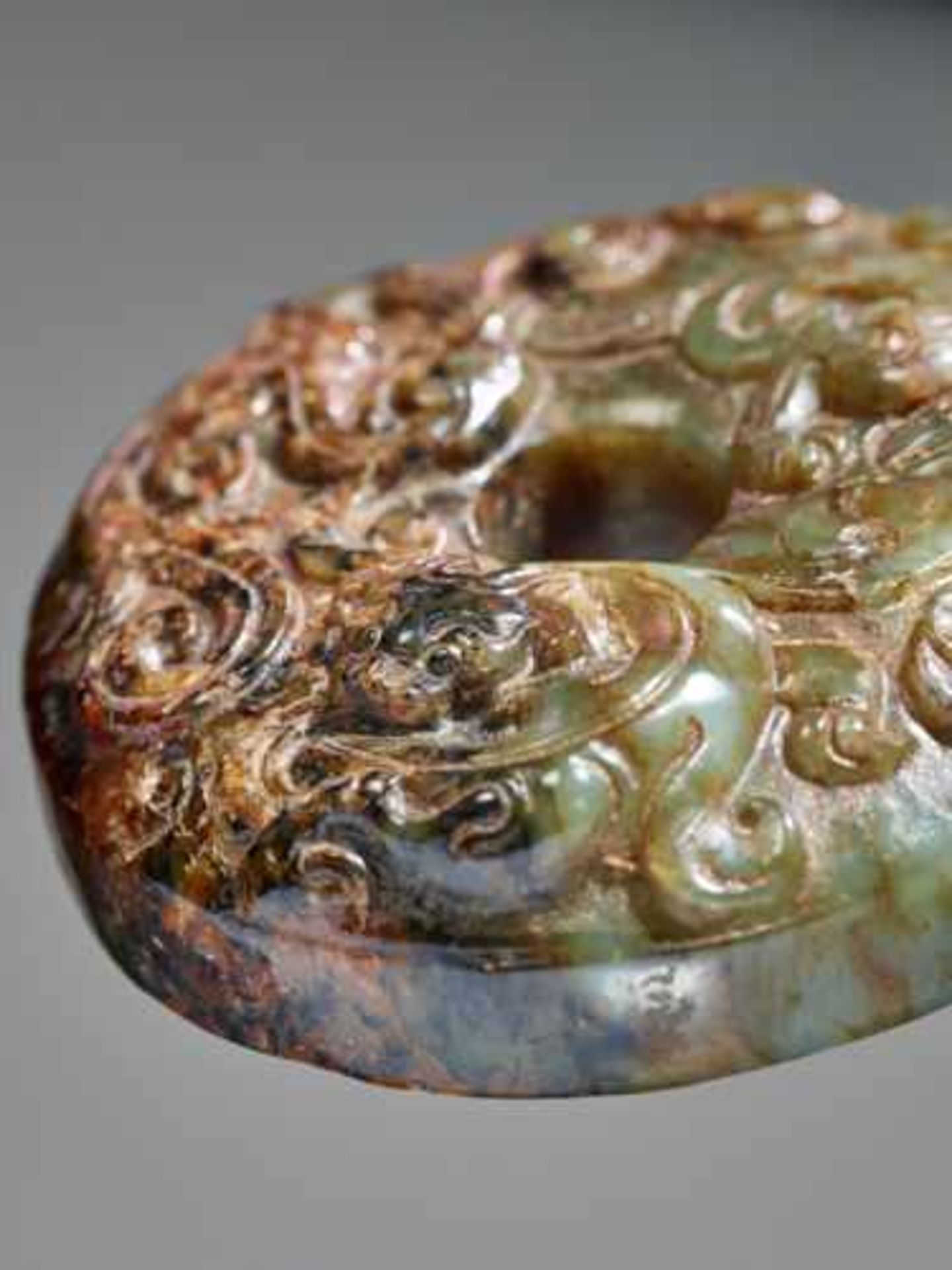 A UNIQUE SWORD POMMEL IN GREEN AND BROWN JADE WITH SCULPTURAL DECORATION OF A DRAGON AND A PHOENIX - Image 3 of 6