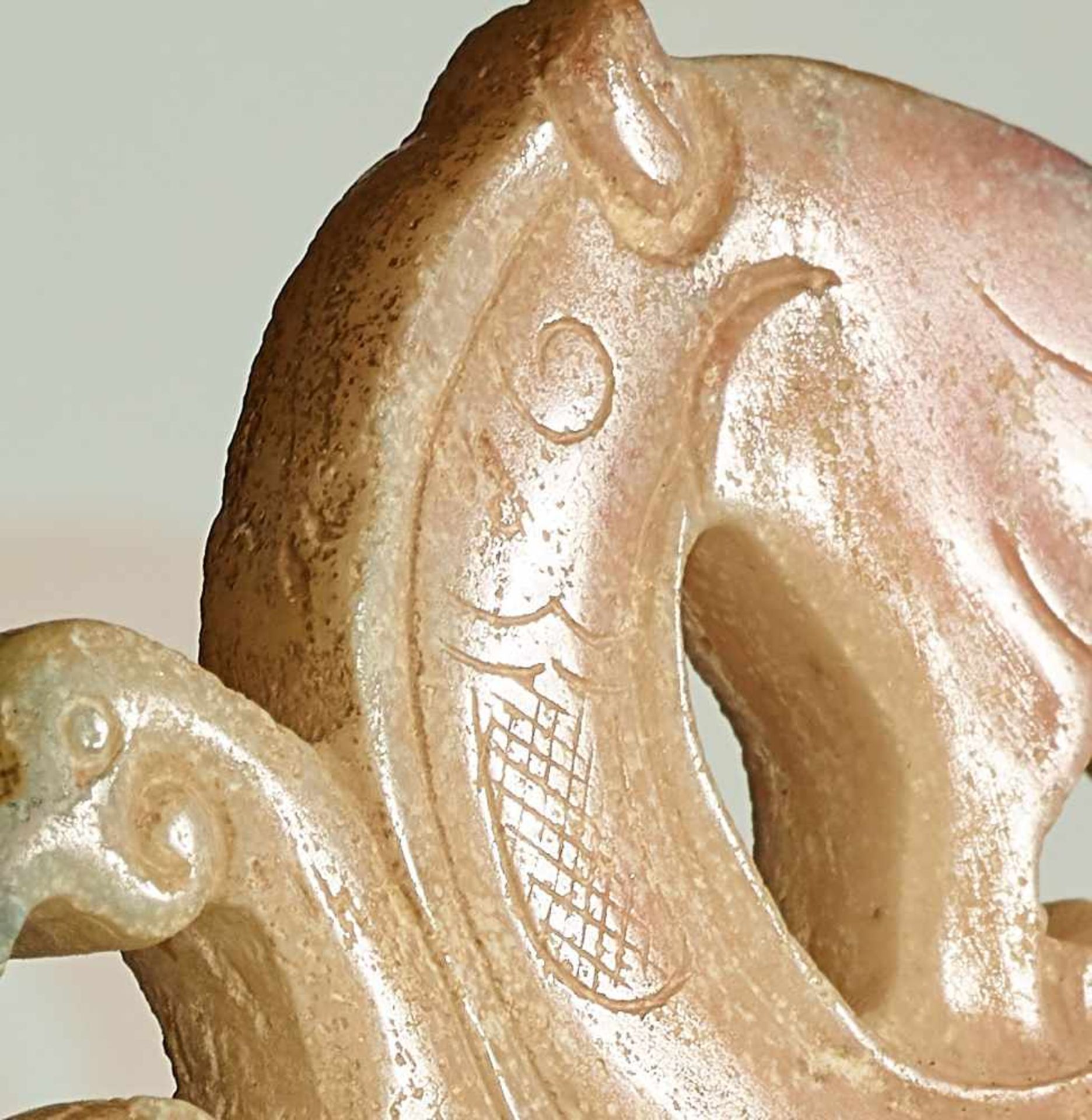 LOVELY CURLED DRAGON WITH A PHOENIX Jade, China. Eastern Jin Dynasty. AD 317-420 龍鳳紋玉環 - 東晉, 317年－ - Image 10 of 10