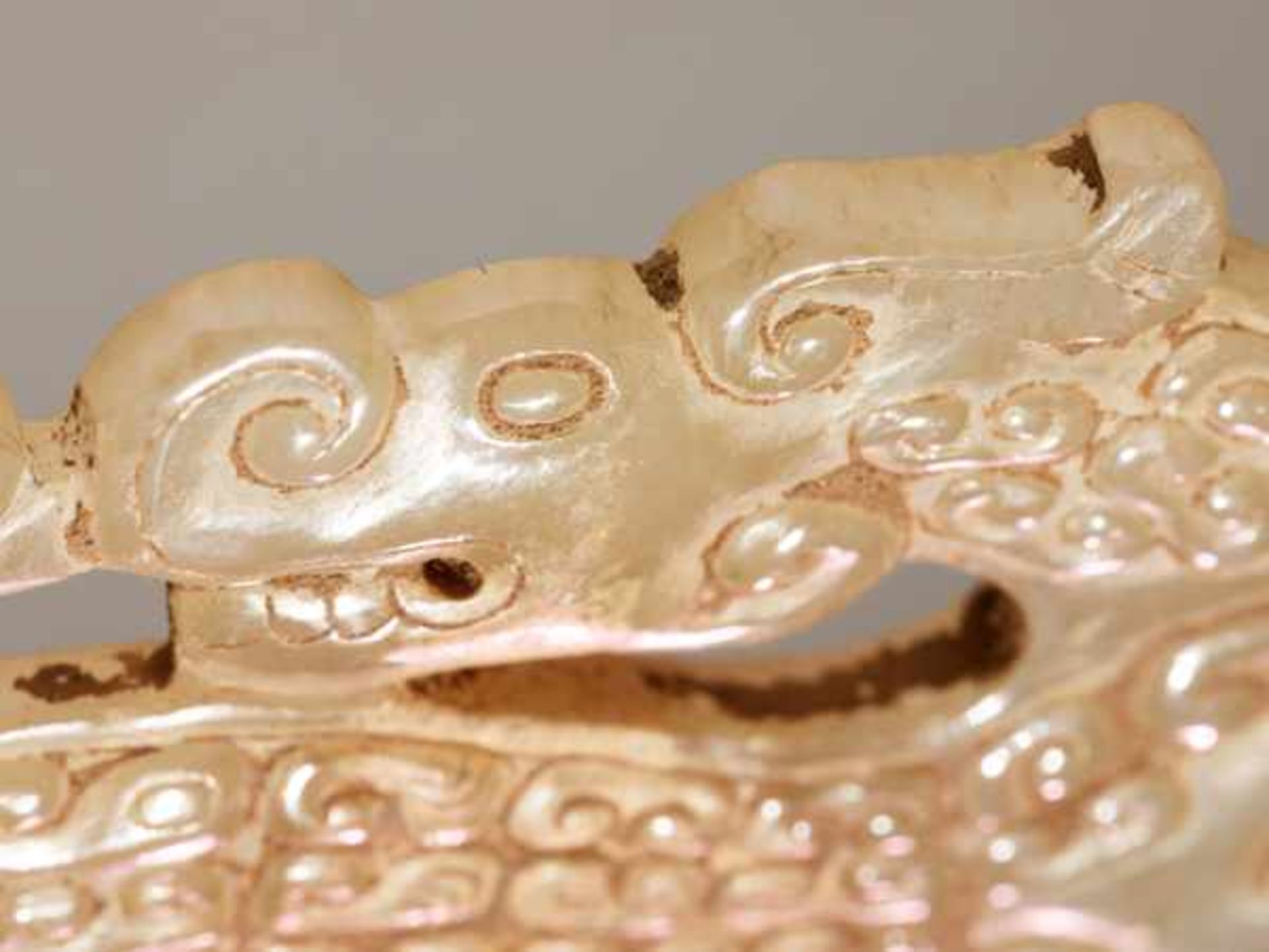 AN UNUSUAL ARCHED DRAGON-SHAPED ORNAMENT IN OPENWORK WITH A FINE POLISH Jade, China. Eastern Zhou, - Image 5 of 7