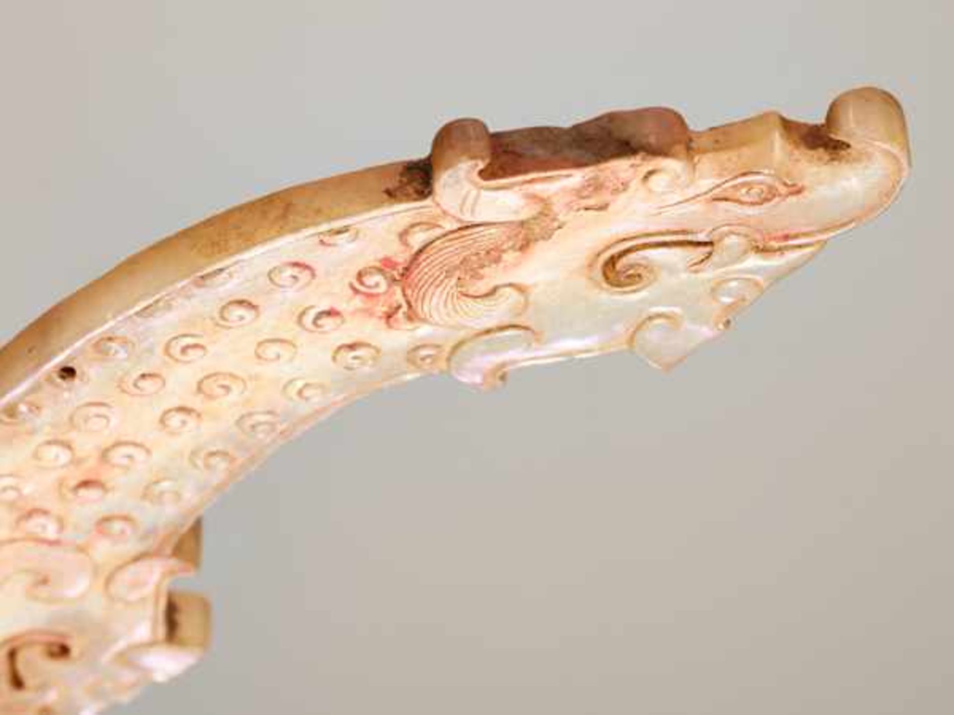 A POWERFUL HUANG ARCHED PENDANT WITH FINELY DETAILED DRAGON HEADS AND A PATTERN OF RAISED CURLS - Image 5 of 8