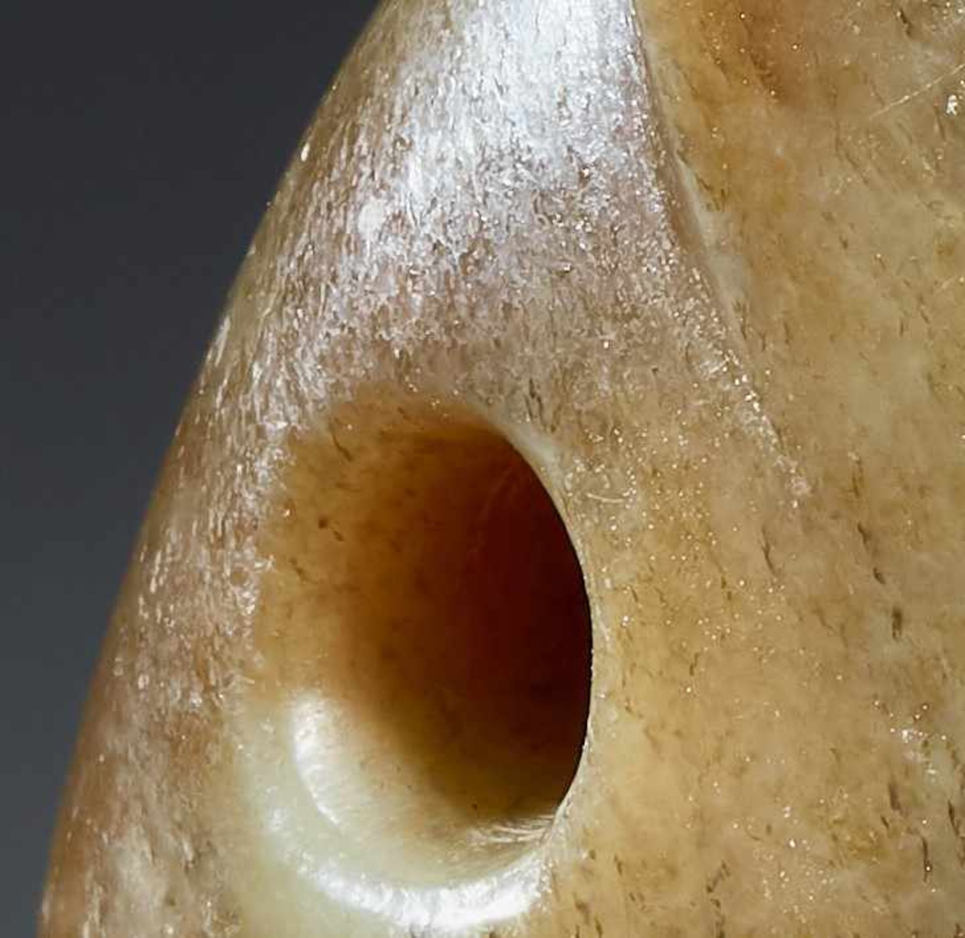 AN IMPRESSIVE AND HIGHLY POLISHED “PIG-DRAGON” OR ZHULONG Jade, China. Late Neolithic period, - Image 7 of 8