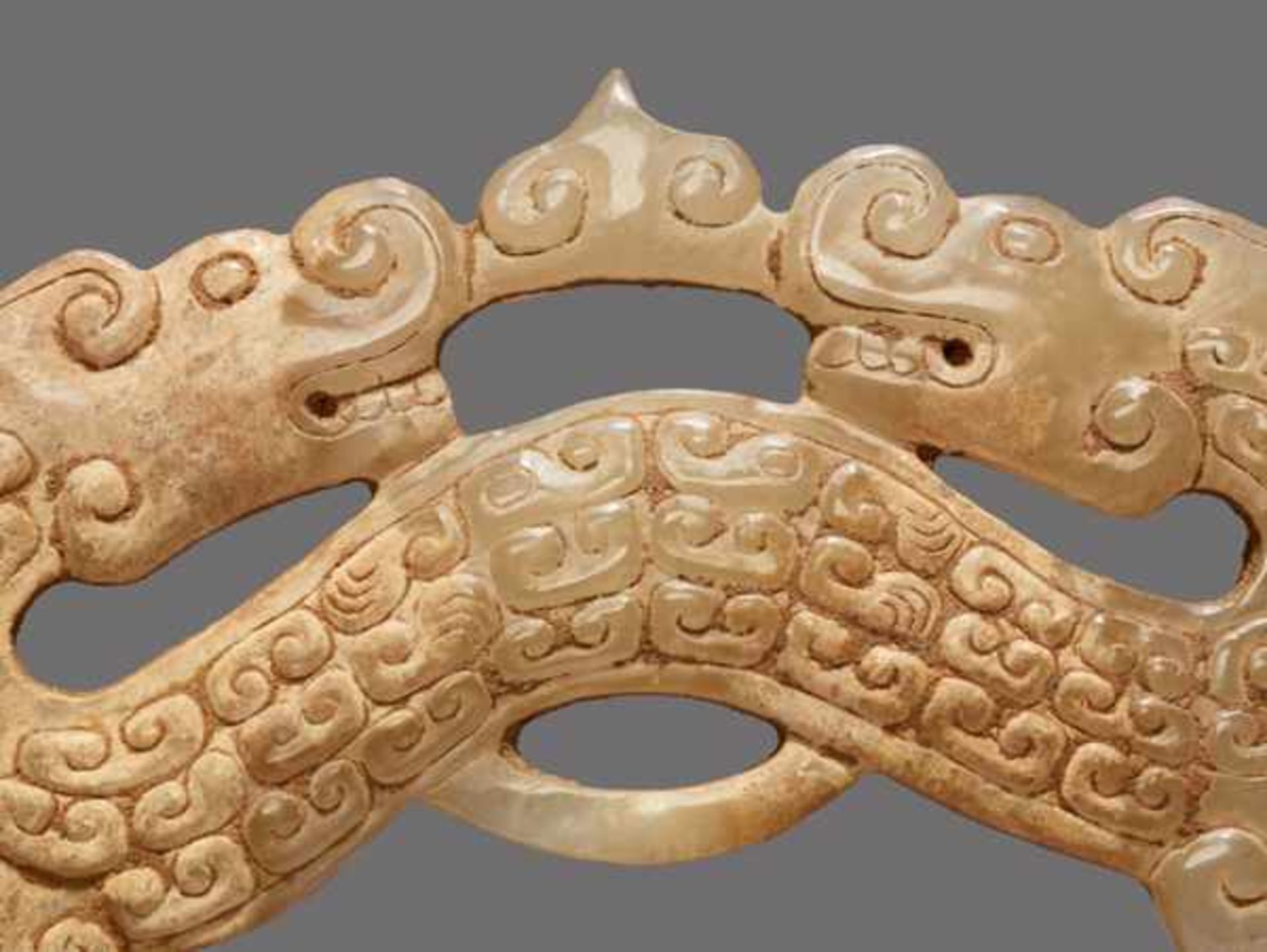 AN UNUSUAL ARCHED DRAGON-SHAPED ORNAMENT IN OPENWORK WITH A FINE POLISH Jade, China. Eastern Zhou, - Image 4 of 7