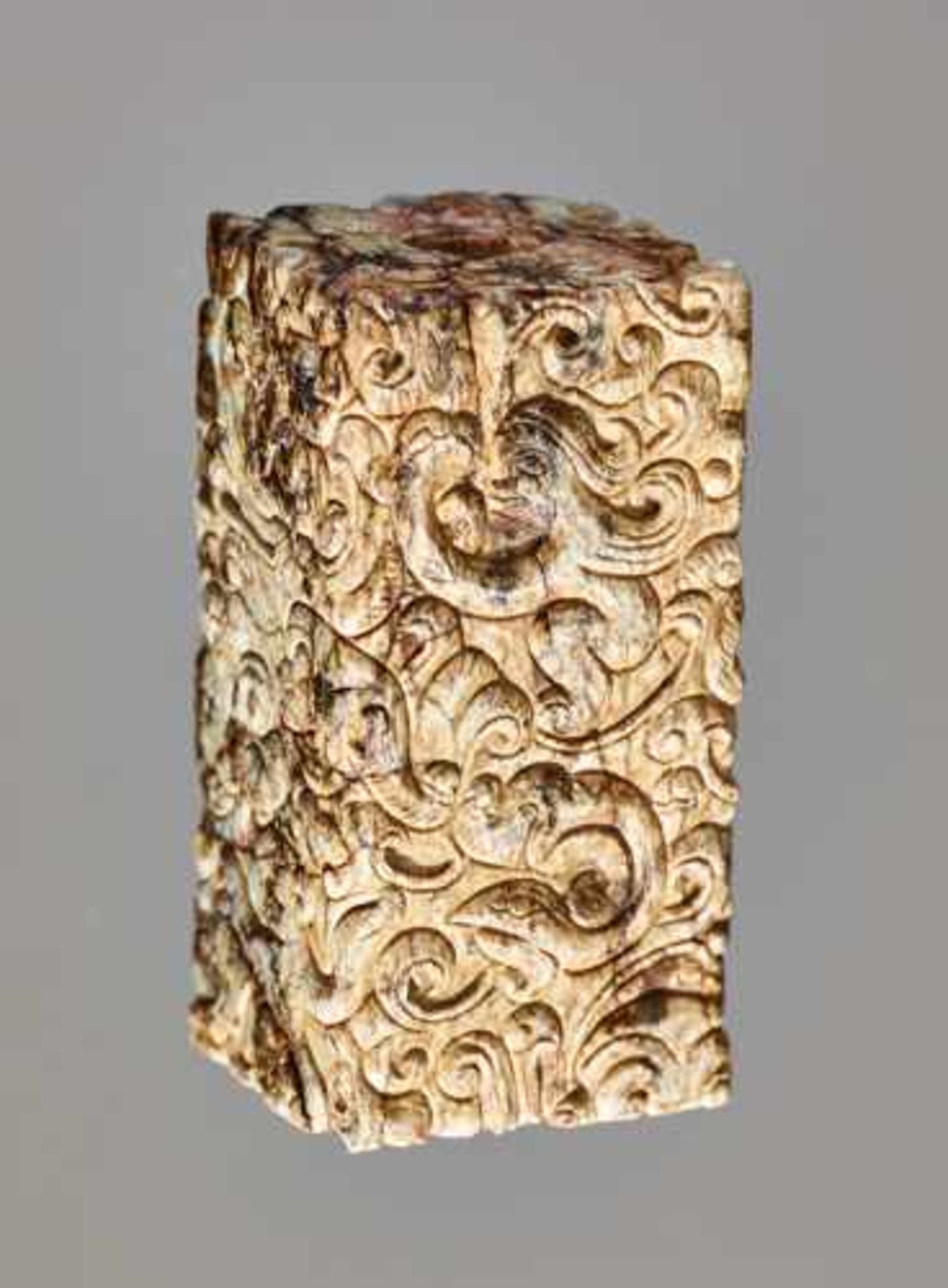 A RARE RECTANGULAR BEAD COVERED WITH AN INTRICATE PATTERN OF IMMORTALS AND MYTHICAL CREATURES - Image 7 of 13