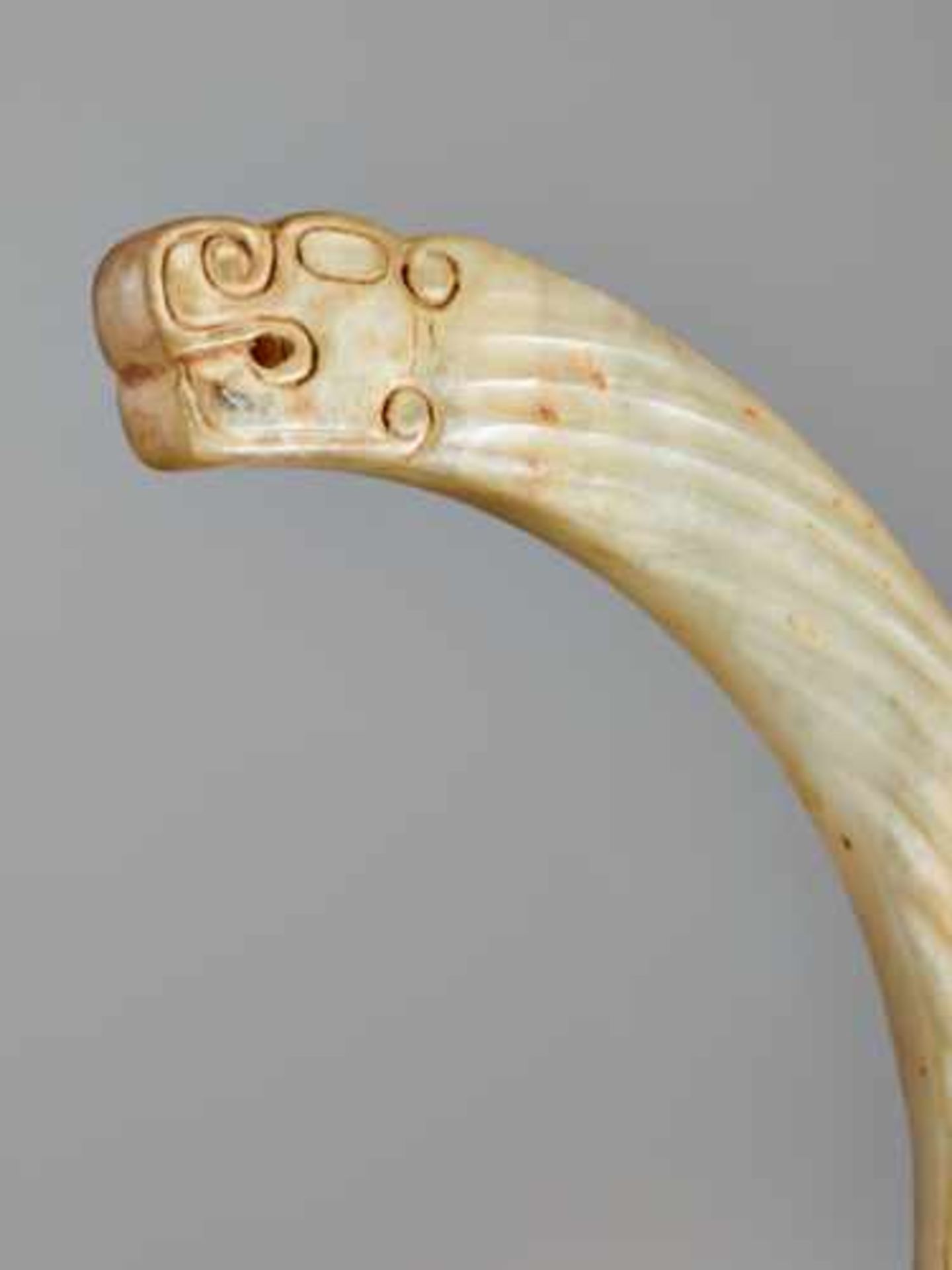 ELEGANT DRAGON-SHAPED CHONGYA PENDANT WITH FLUTED DECORATION Jade, China. Eastern Zhou, 6th - 5th - Image 5 of 5