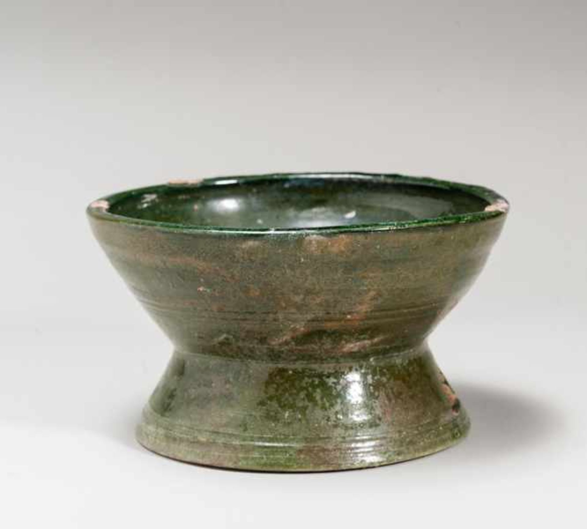 COOKING VESSEL Glazed ceramic. China, Han dynasty (206 BCE - 220 CE)炊具This type of vessel was used - Image 3 of 4