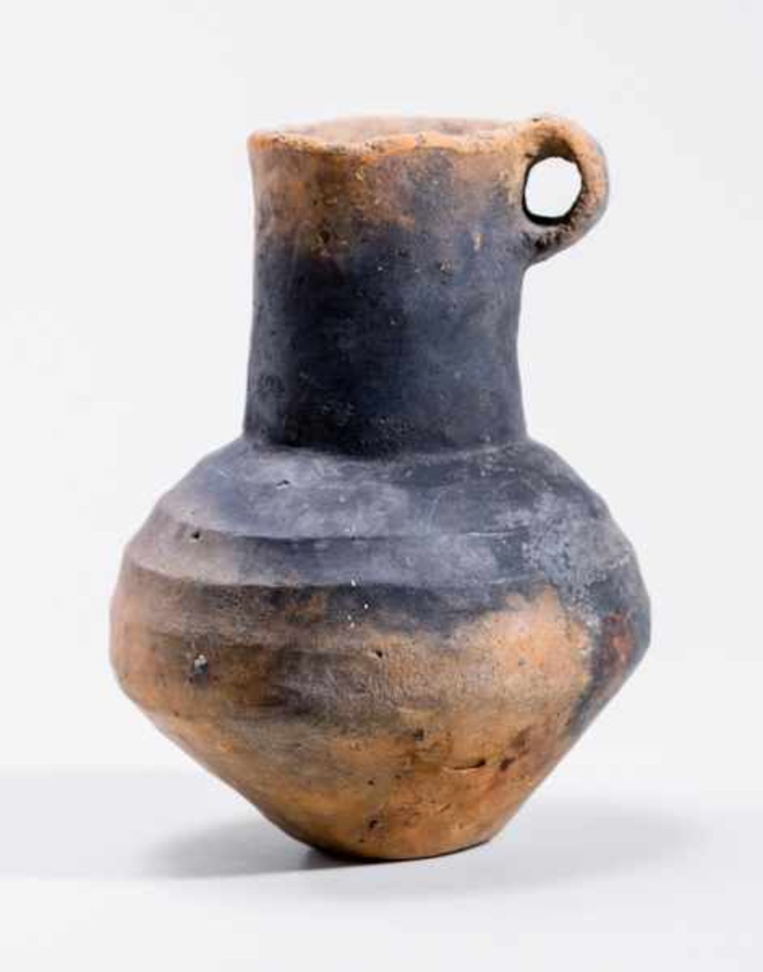 JUG Terracotta. China, Yangshao culture, Majiayao, Banshanstyle, ca. 2nd to 3rd millennium BCE