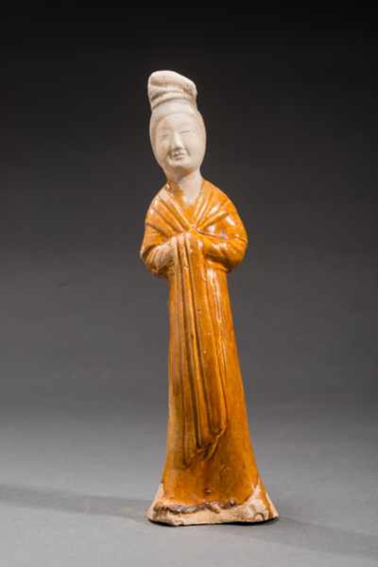 FIGURINE OF A COURTLY LADY Glazed ceramic with painting. China, Sui- bis frühe Tang-Dynastie (