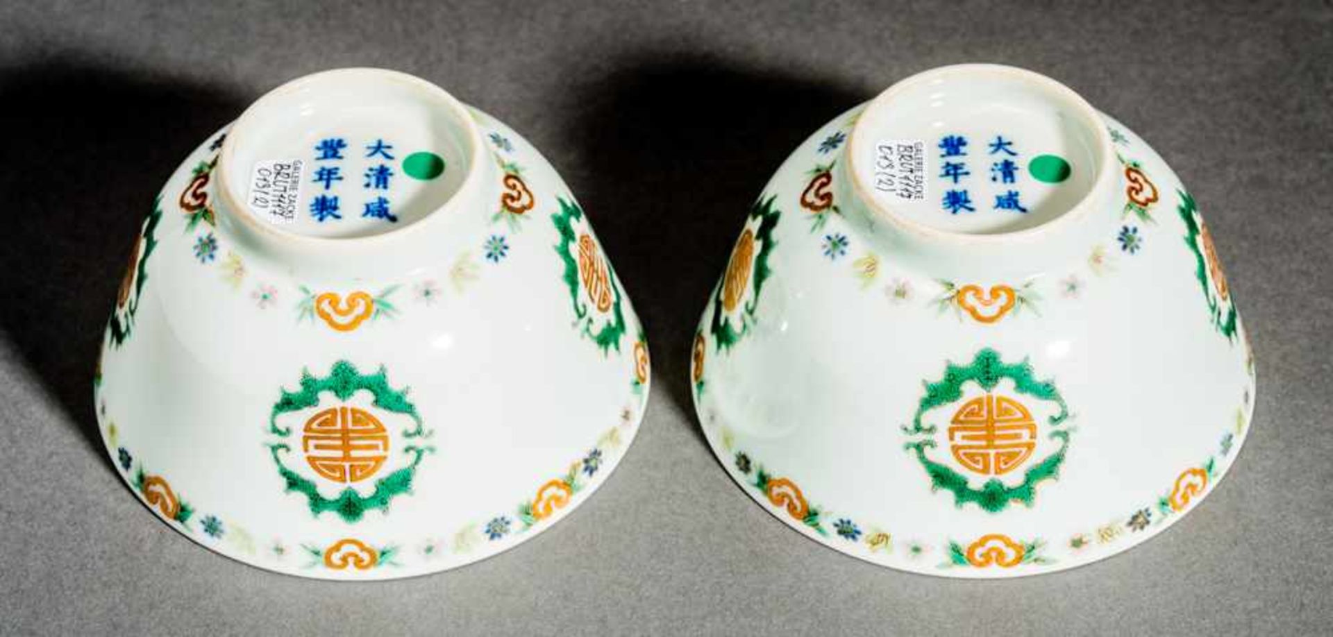 PAIR OF BOWLS WITH SHOU AND RUYI Porcelain with enamel paint andgold. China, Qing dynasty, seal - Bild 3 aus 3