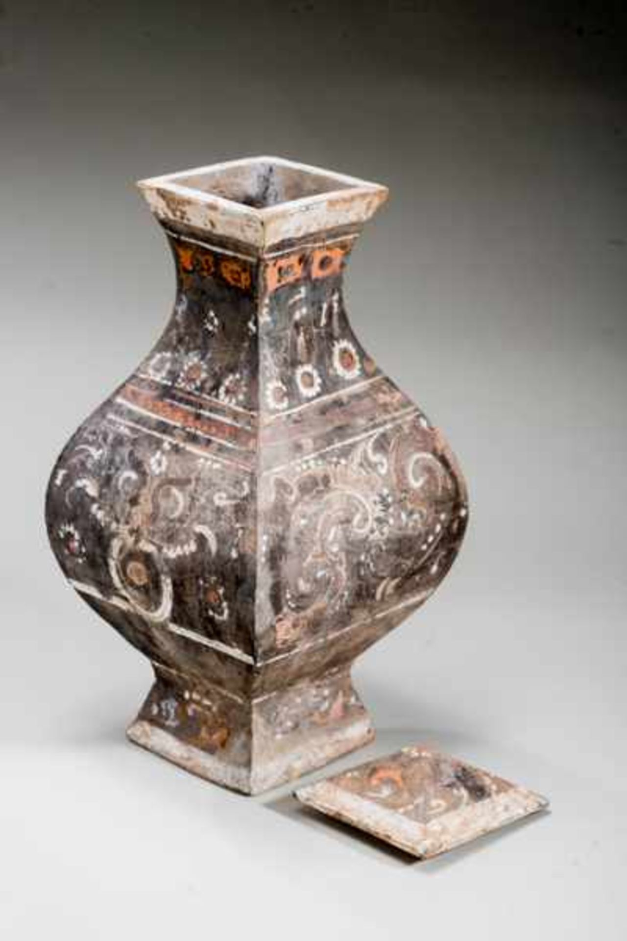 WINE VESSEL IN THE FORM OF A FANG-HU Terracotta with original painting. China, Western Han - Image 4 of 5