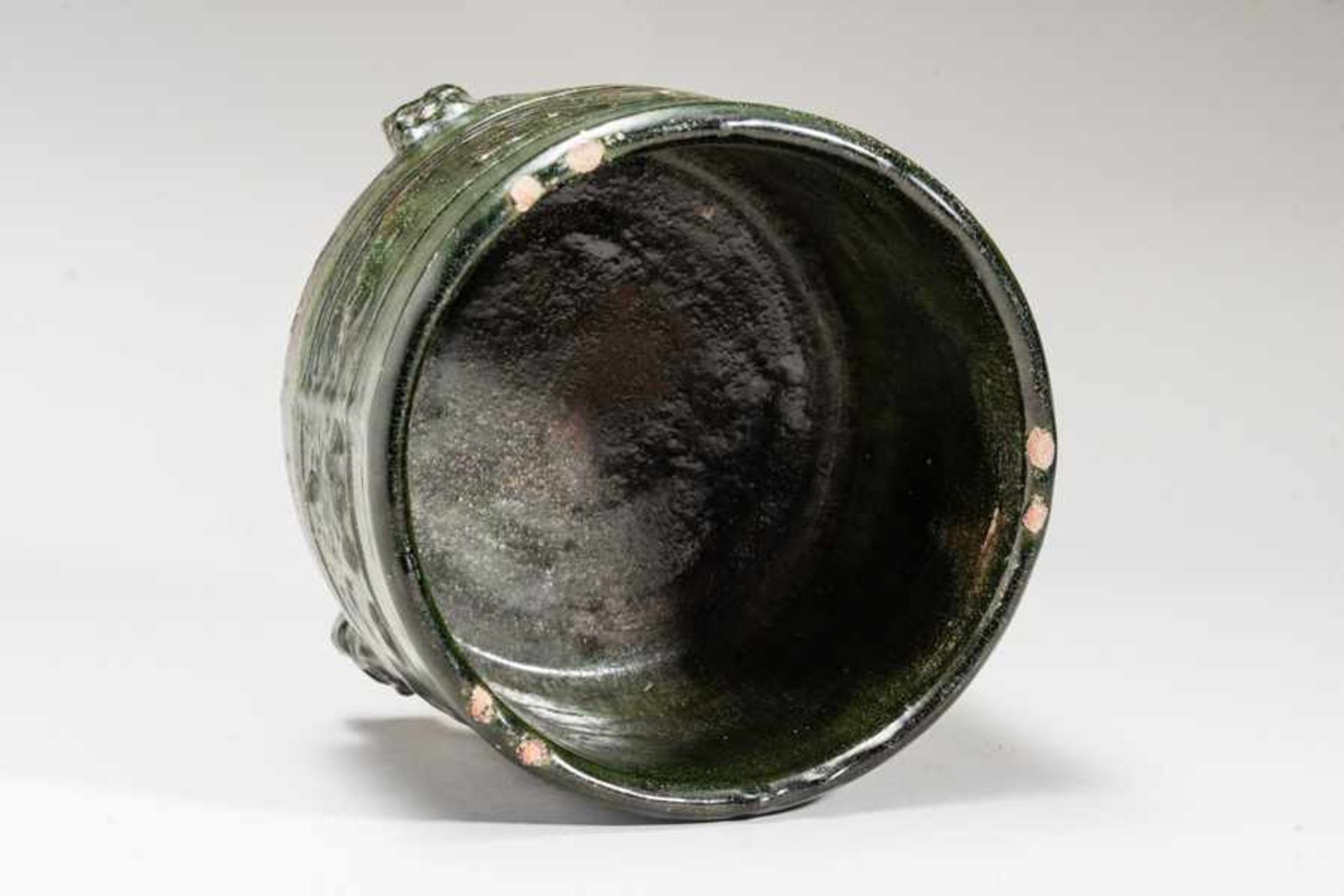 COSMETIC CONTAINER Glazed ceramic. China, Han dynasty (206 BCE - 220 CE)陶盂Splendid, glazed vessel. - Bild 5 aus 6