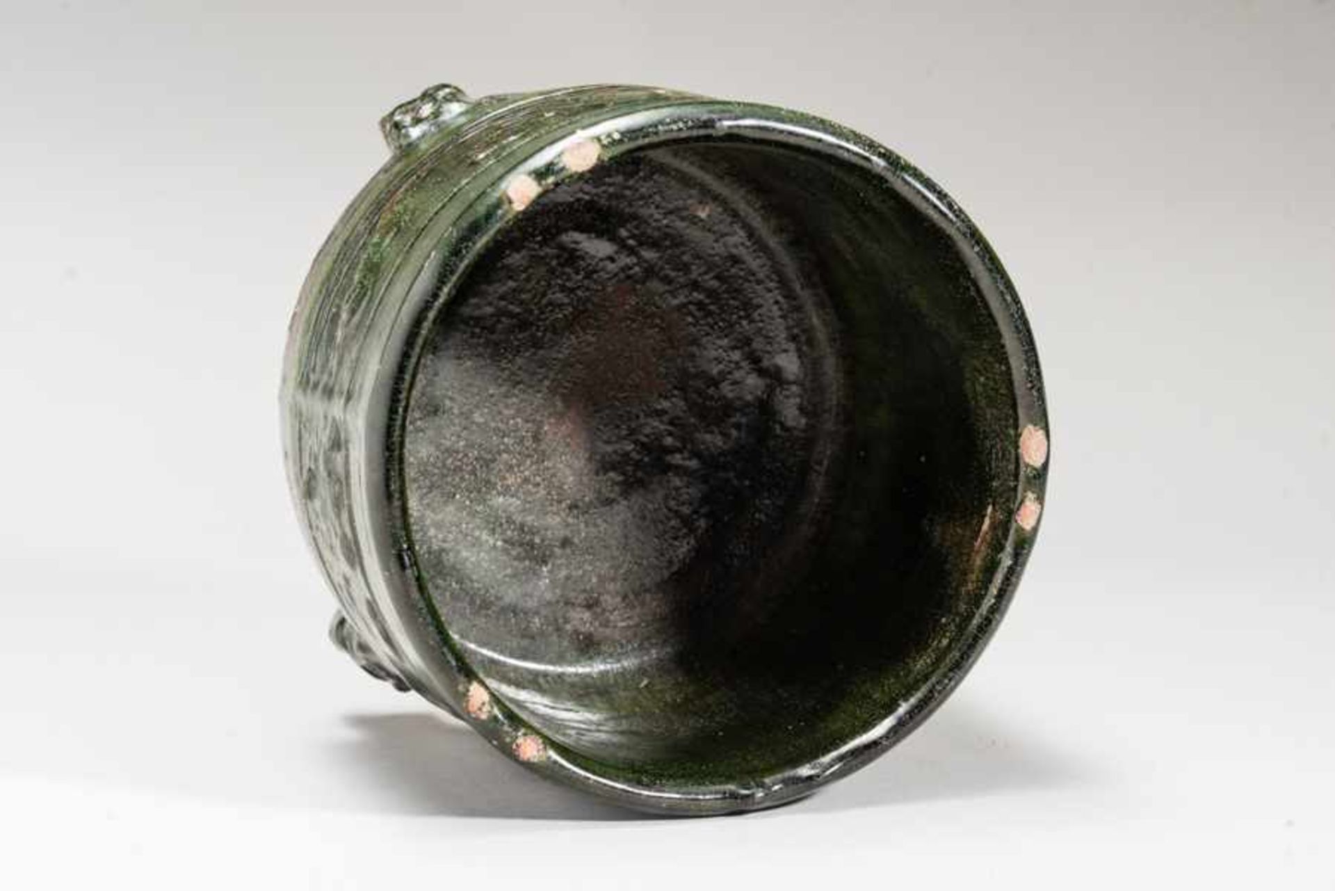 COSMETIC CONTAINER Glazed ceramic. China, Han dynasty (206 BCE - 220 CE)陶盂Splendid, glazed vessel. - Image 5 of 6