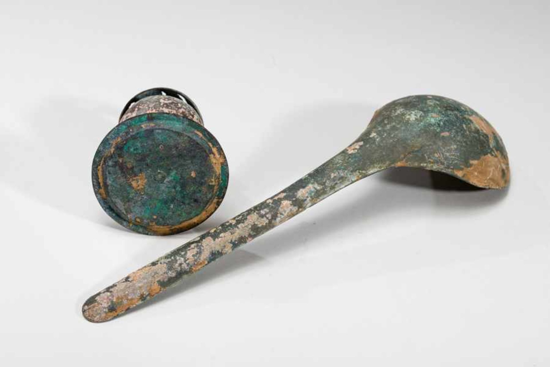 INCENSE BURNER AND SPOON Bronze. China, presumably Han dynasty, 206 BCE - 220 CE香爐與勺The vessel has a - Bild 3 aus 3