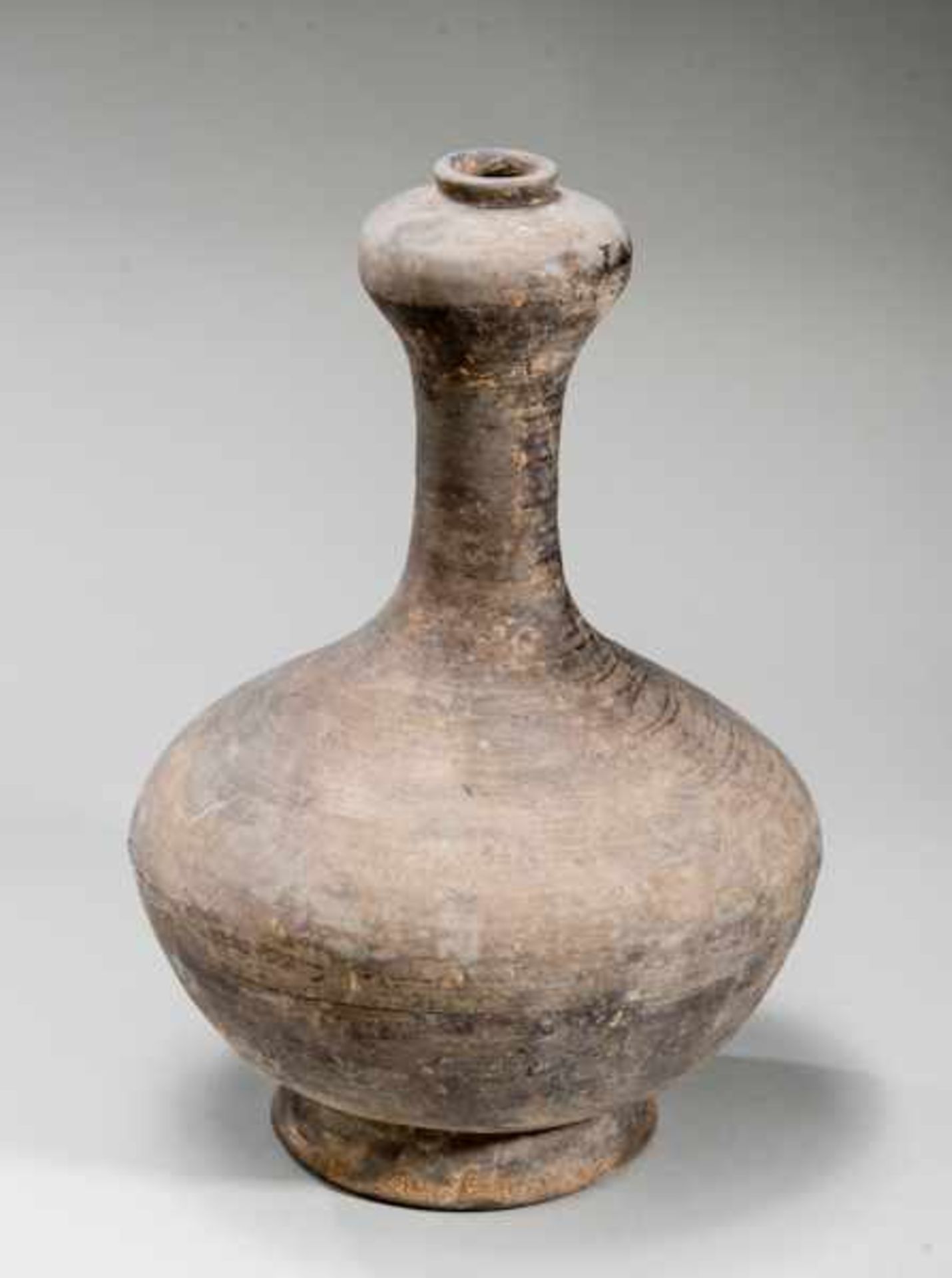 VASE Terracotta with remnants oforiginal painting. China, Handynasty (206 BCE - 220 CE)陶瓶This vase - Image 2 of 4