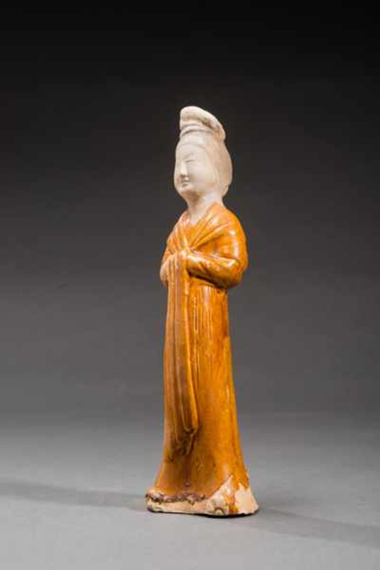 FIGURINE OF A COURTLY LADY Glazed ceramic with painting. China, Sui- bis frühe Tang-Dynastie ( - Image 2 of 7