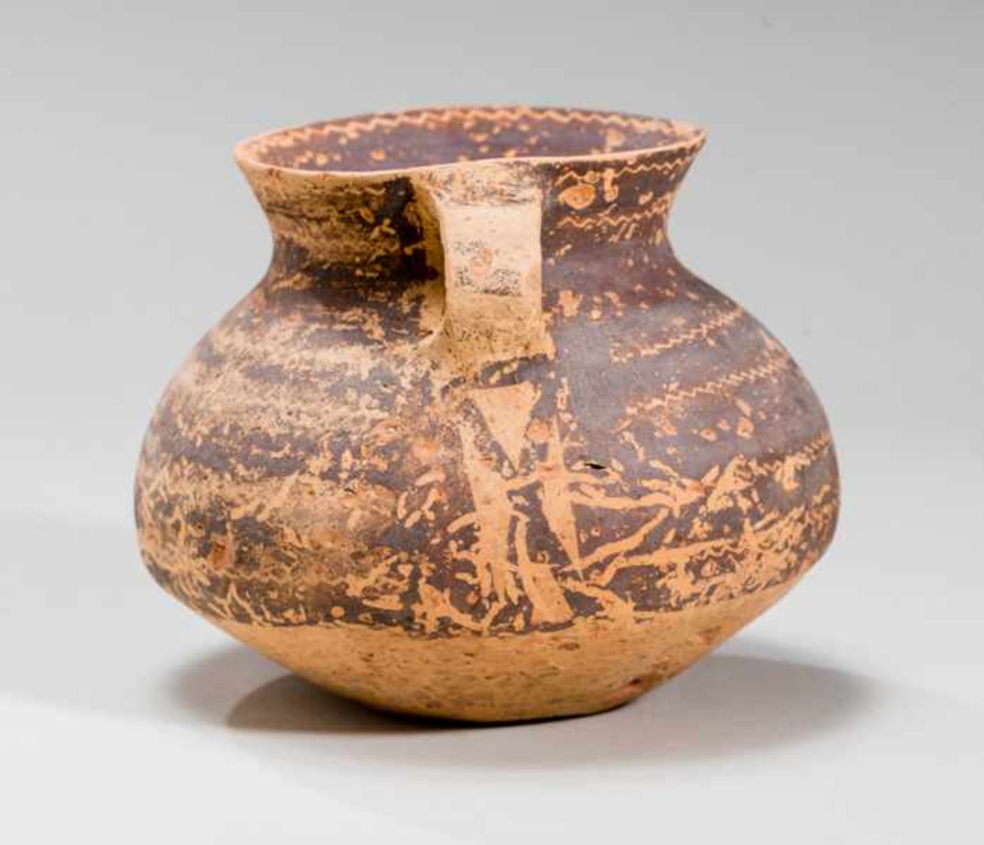 SMALL VESSEL WITH HANDLES Terracotta with the original painting. China, Yangshao culture, Majiayao, - Image 3 of 6