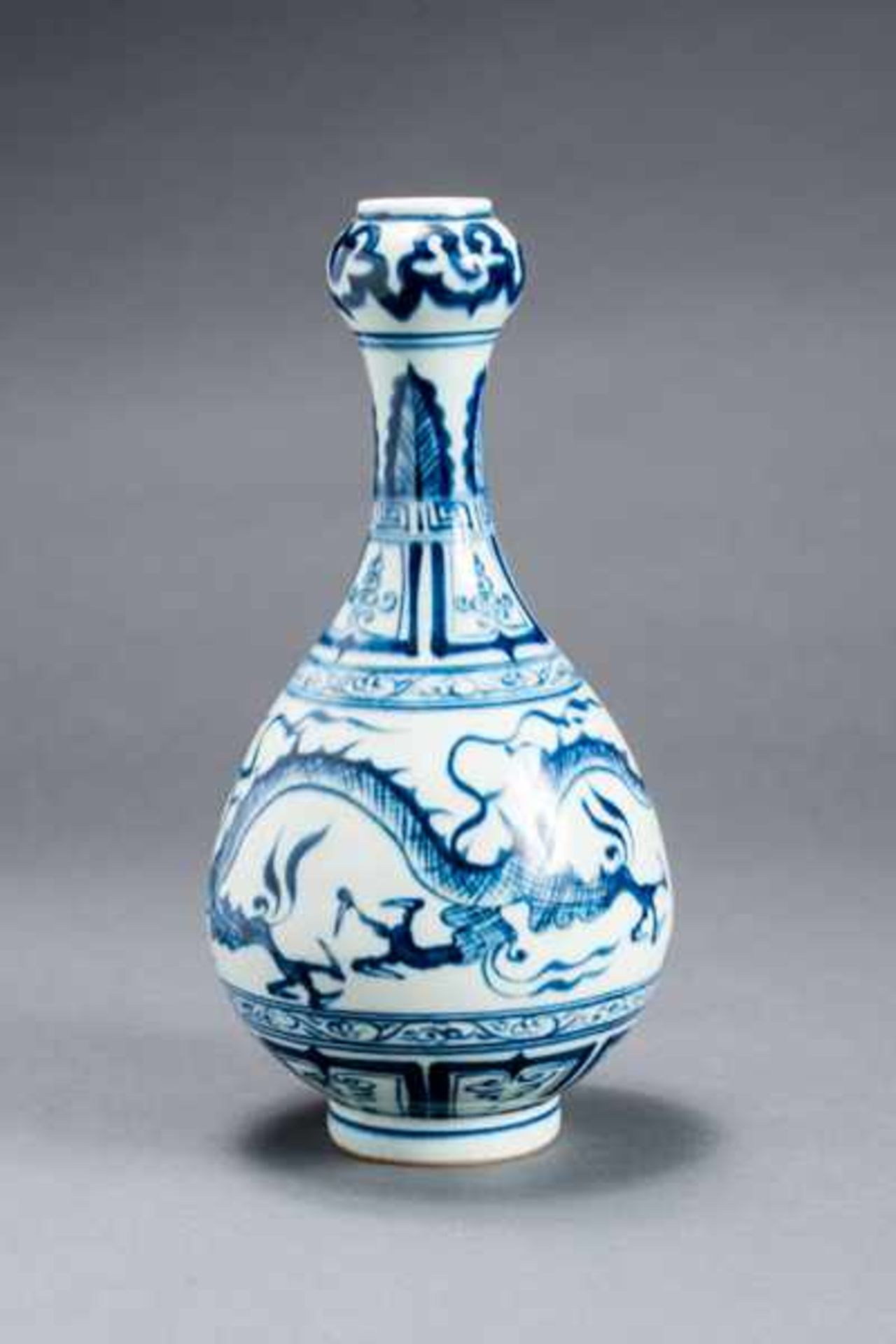 VASE WITH FIERY DRAGON Porcelain with blue underglaze. China, 祥龍蒜頭瓶Very furiously painted, three- - Image 2 of 5