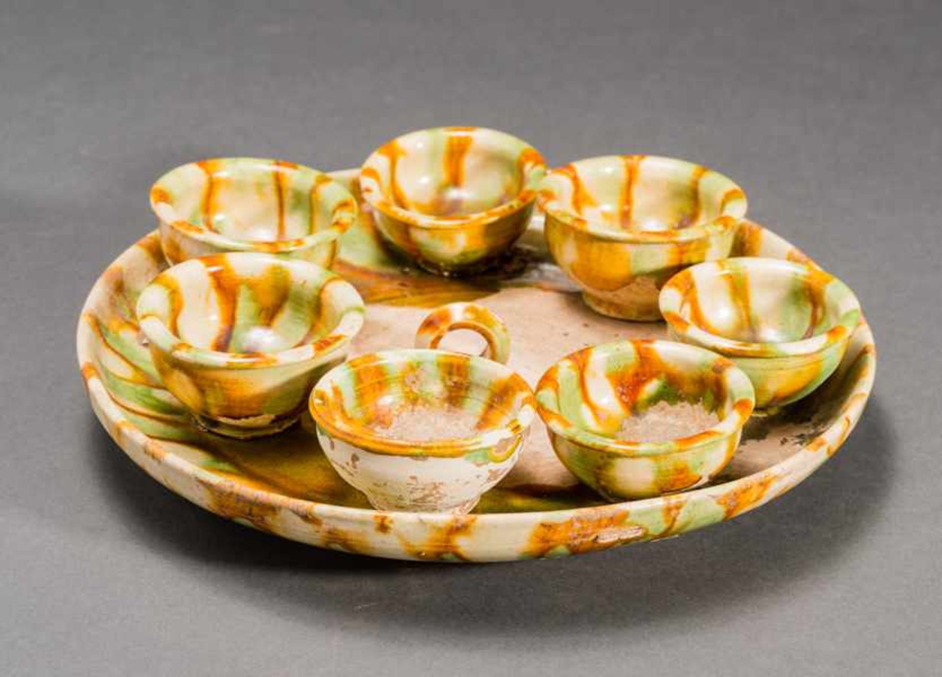 TRAY WITH SEVEN BOWLS Sancai glazed ceramic. China, Tang dynasty(618 - 907)一套杯具A rare, completely