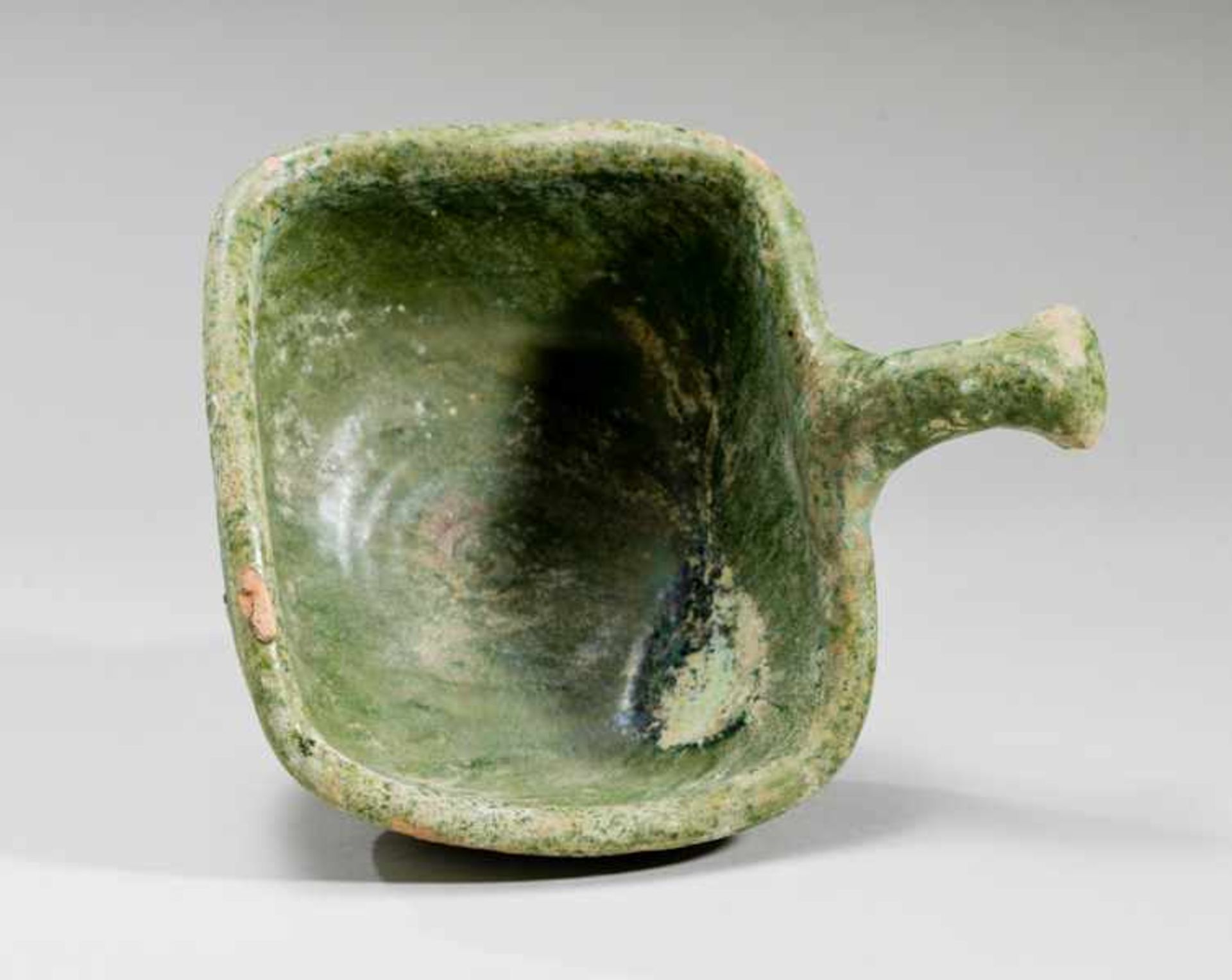 VESSEL WITH HANDLE Glazed ceramic. China, Han dynasty (206 BCE - 220 CE)帶柄容器A - though simple - - Bild 4 aus 5