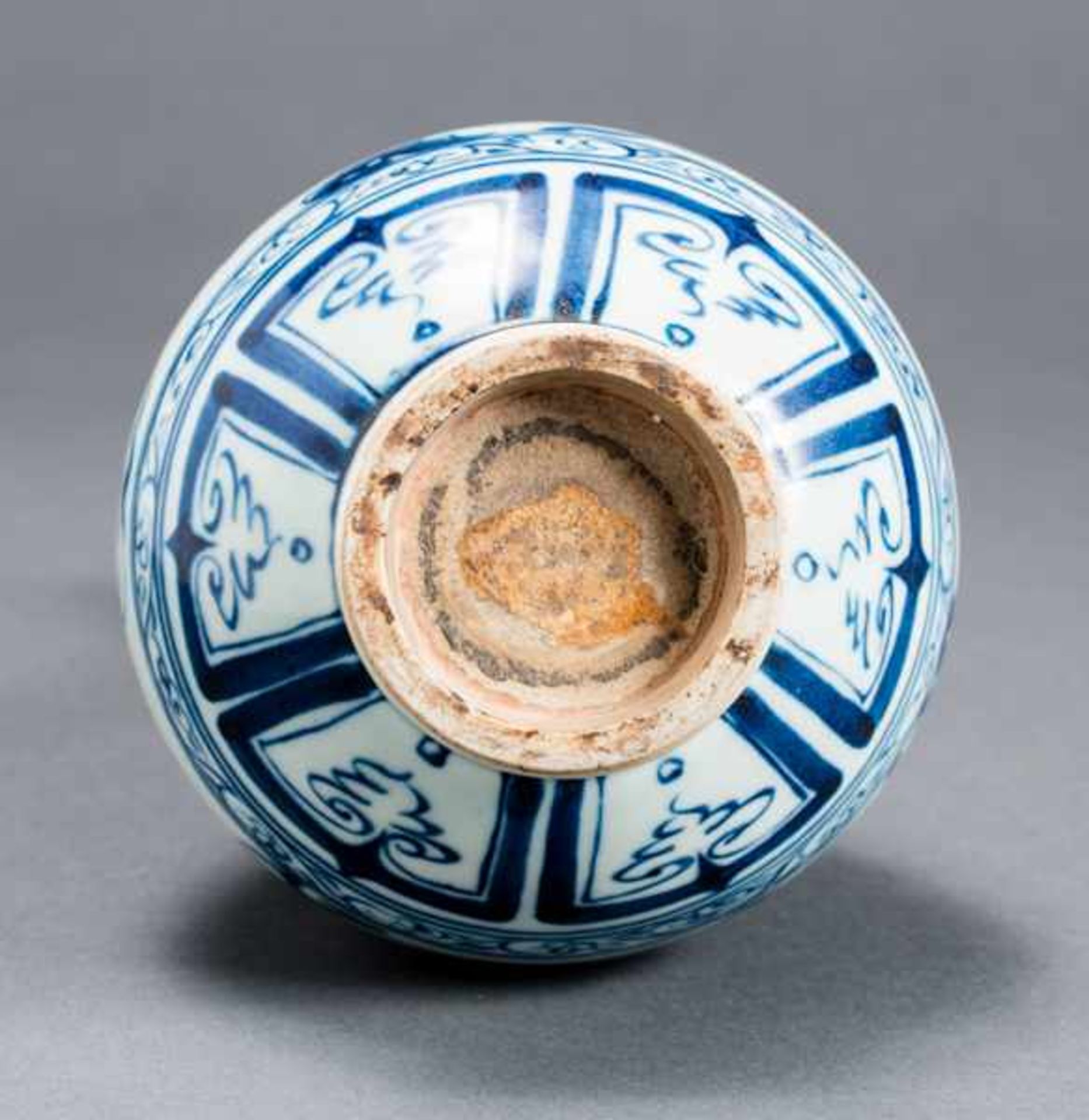 VASE WITH FIERY DRAGON Porcelain with blue underglaze. China, 祥龍蒜頭瓶Very furiously painted, three- - Image 5 of 5