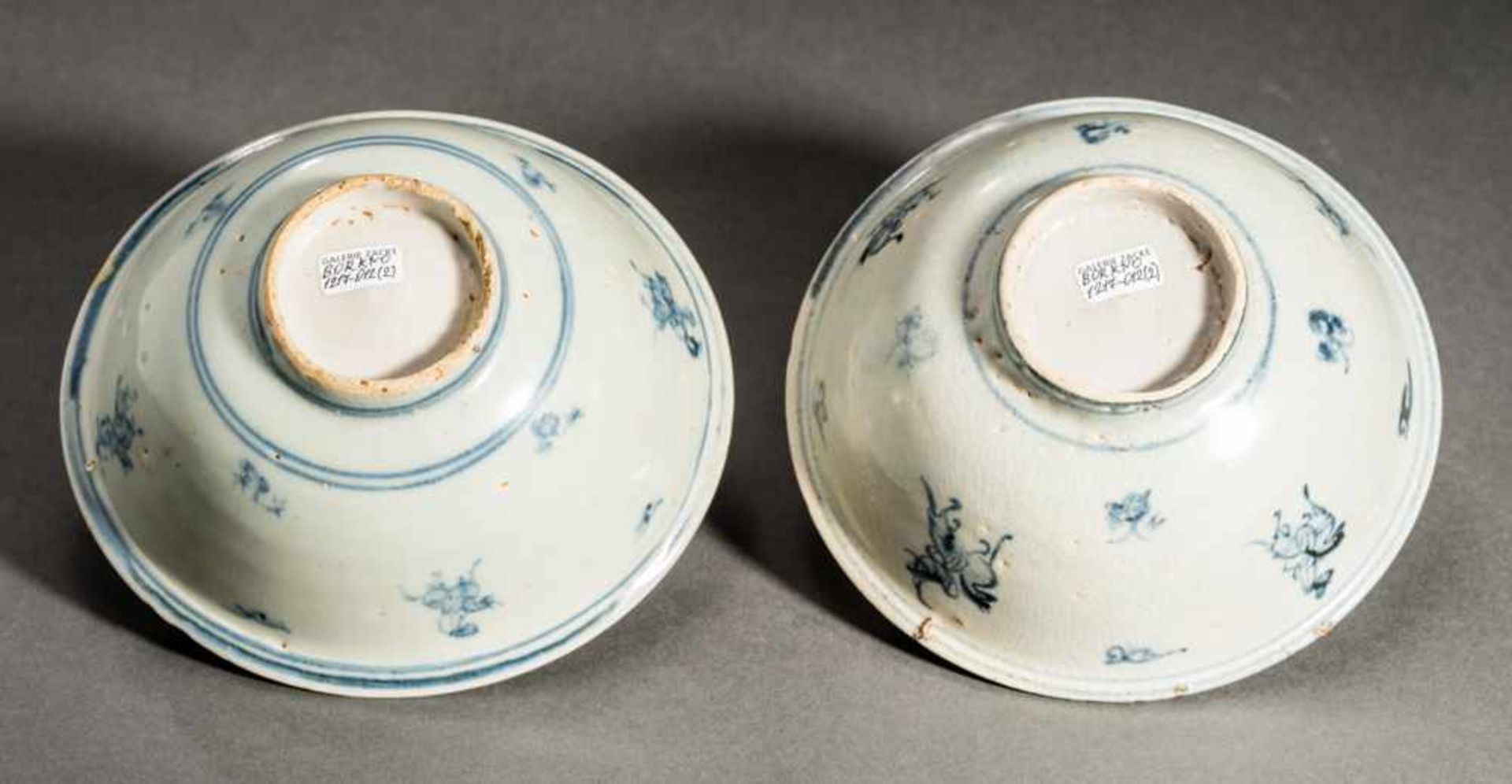 TWO BOWLS WITH HORSEBACK RIDERS Glazed stoneware. China, Ming dynasty(1368-1644)騎士紋碗Both pieces have - Bild 3 aus 3