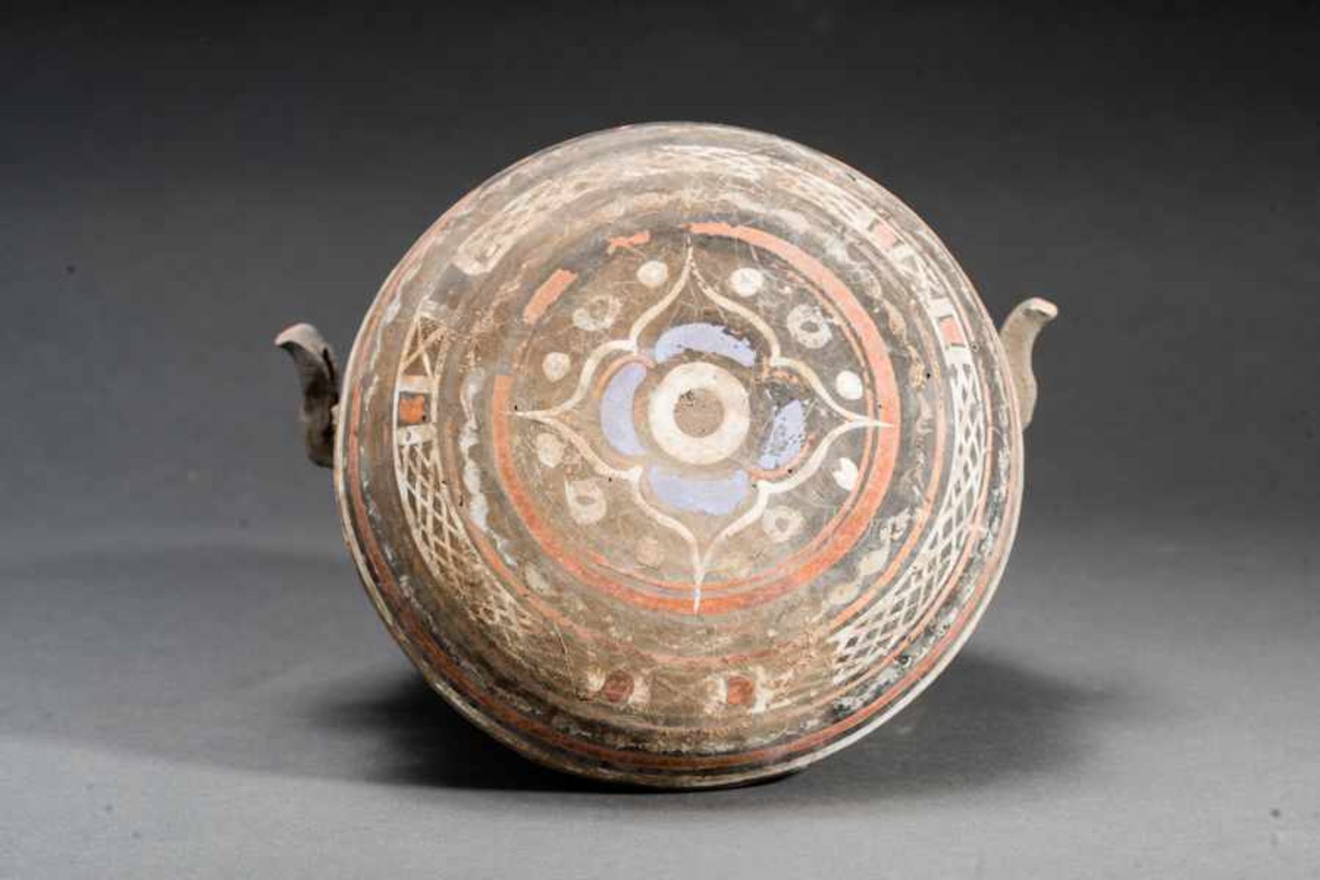 TRIPOD VESSEL WITH LID Terracotta with original painting. China, WesternHan dynasty (206 BCE - 9 - Image 4 of 5