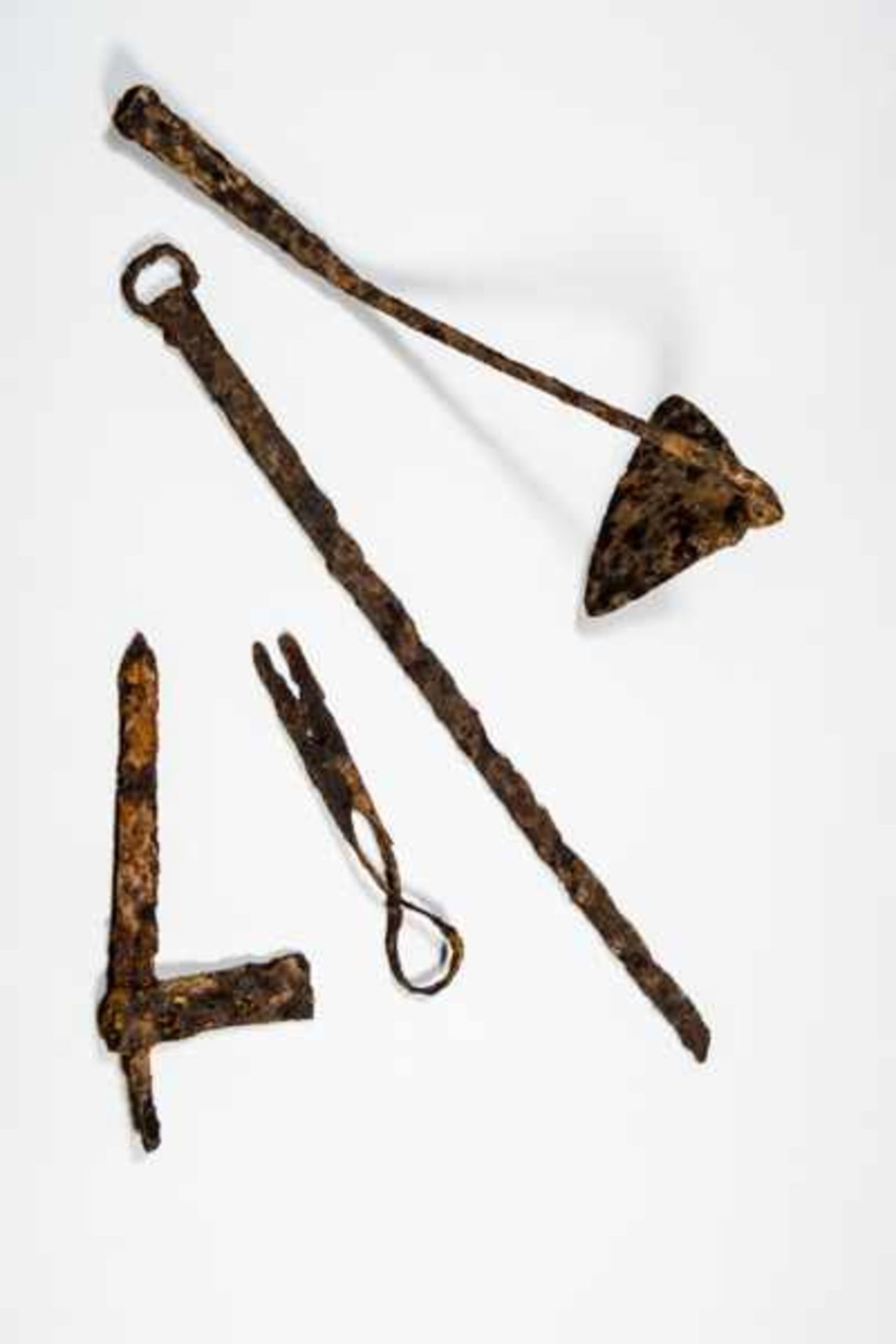 RARE COLLECTION OF IRON TOOLS Iron. China, ca. Han dynasty, 206 BCE - 220 CE,to Northern Wei dynasty - Bild 3 aus 3