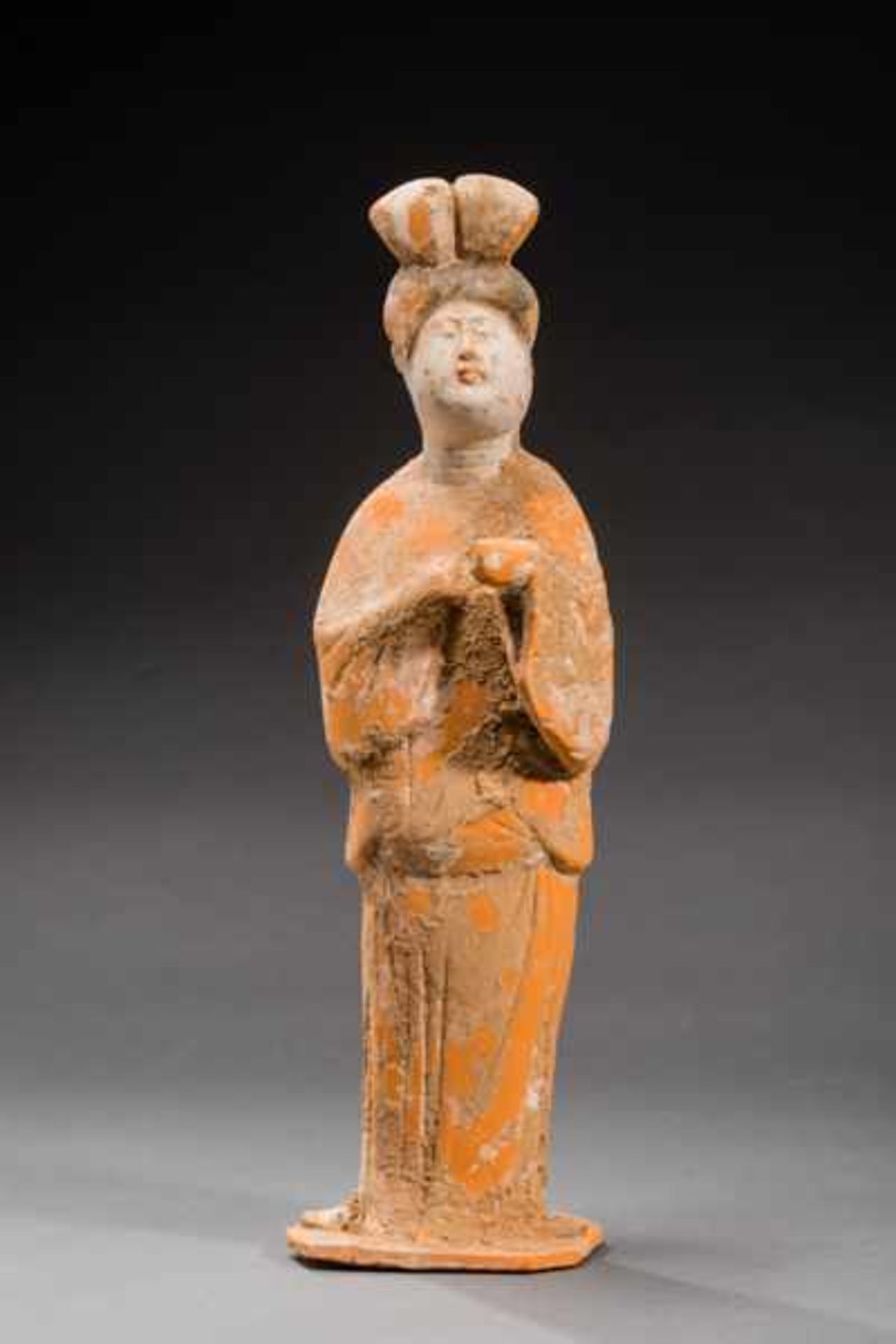 COURTLY LADY Terracotta with remnants of originalpainting. China, Early Tang dynasty (618 - 907) - Bild 2 aus 6