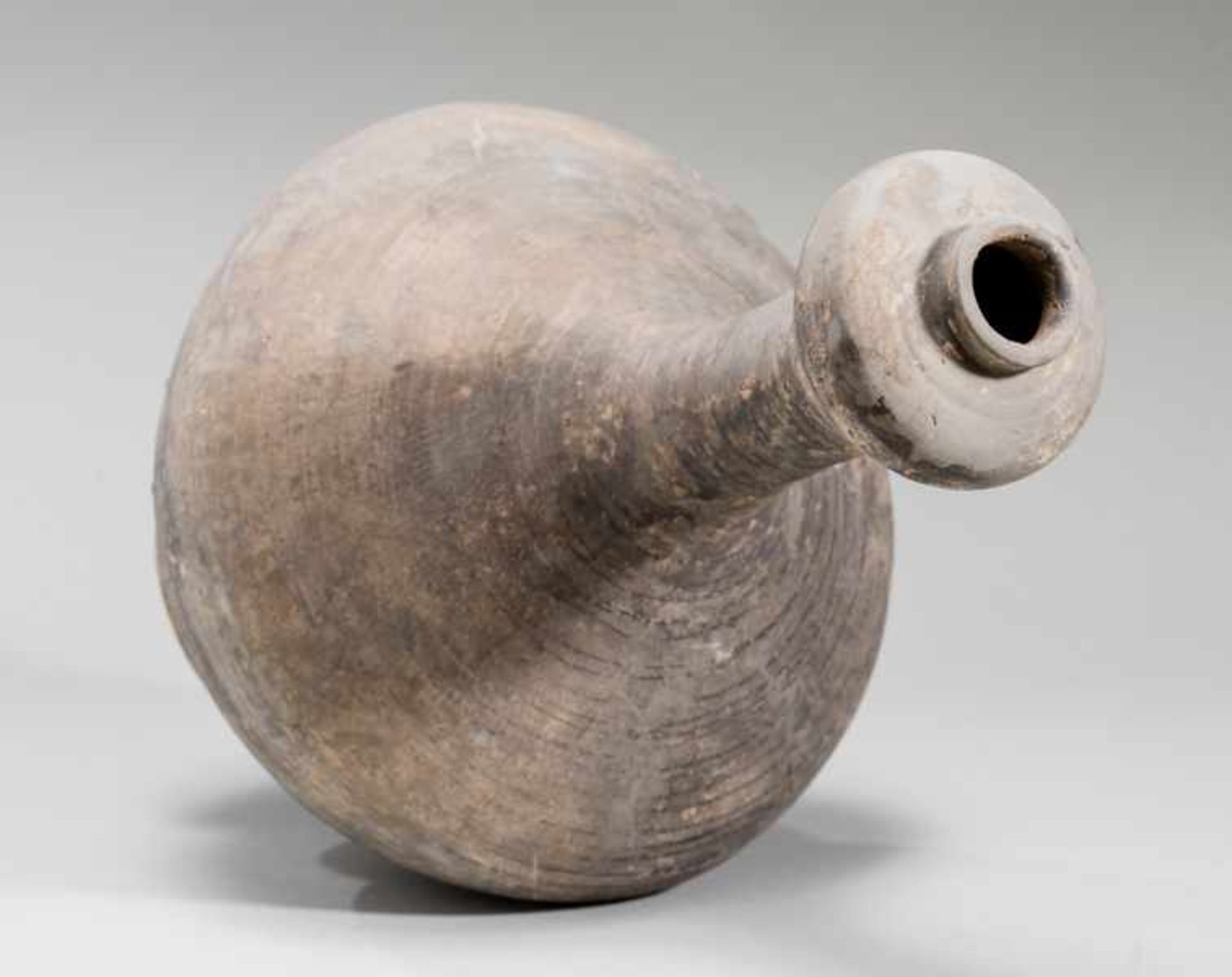 VASE Terracotta with remnants oforiginal painting. China, Handynasty (206 BCE - 220 CE)陶瓶This vase - Bild 3 aus 4