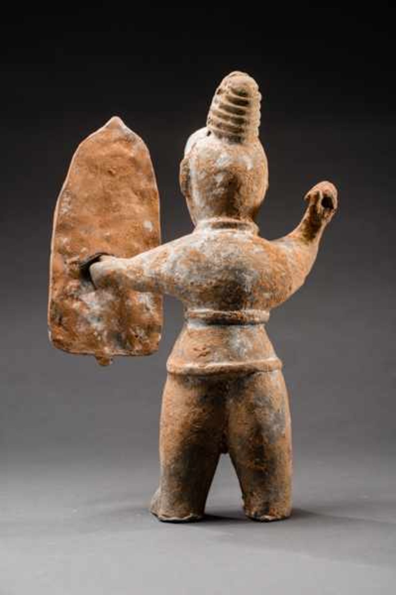 LARGE, STRANGE WARRIOR Terracotta with remnants oforiginal painting. China, Jin dynasty (265-420) - Image 5 of 8