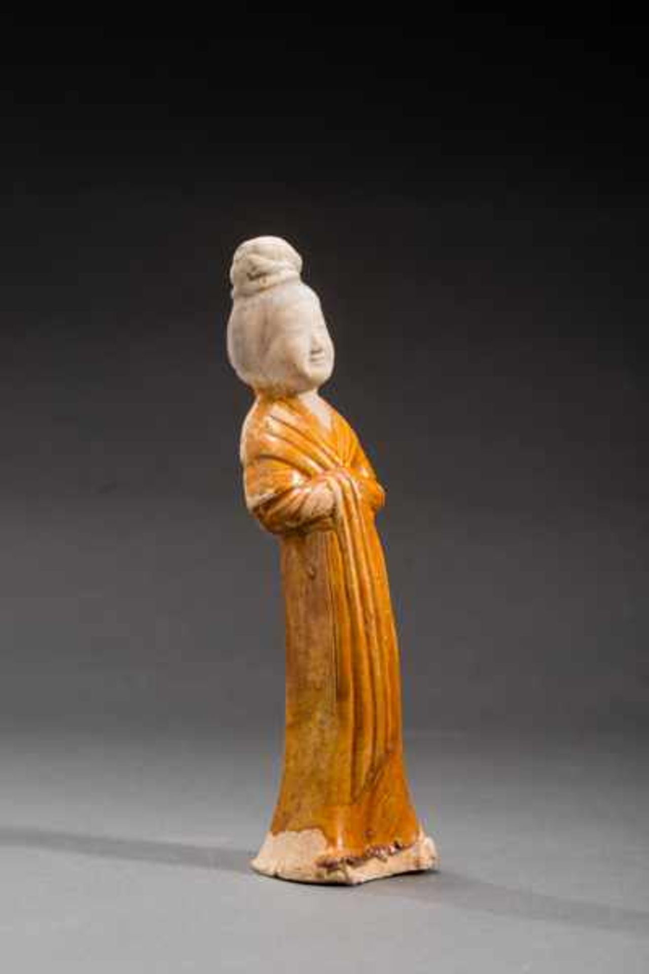 FIGURINE OF A COURTLY LADY Glazed ceramic with painting. China, Sui- bis frühe Tang-Dynastie ( - Image 5 of 7