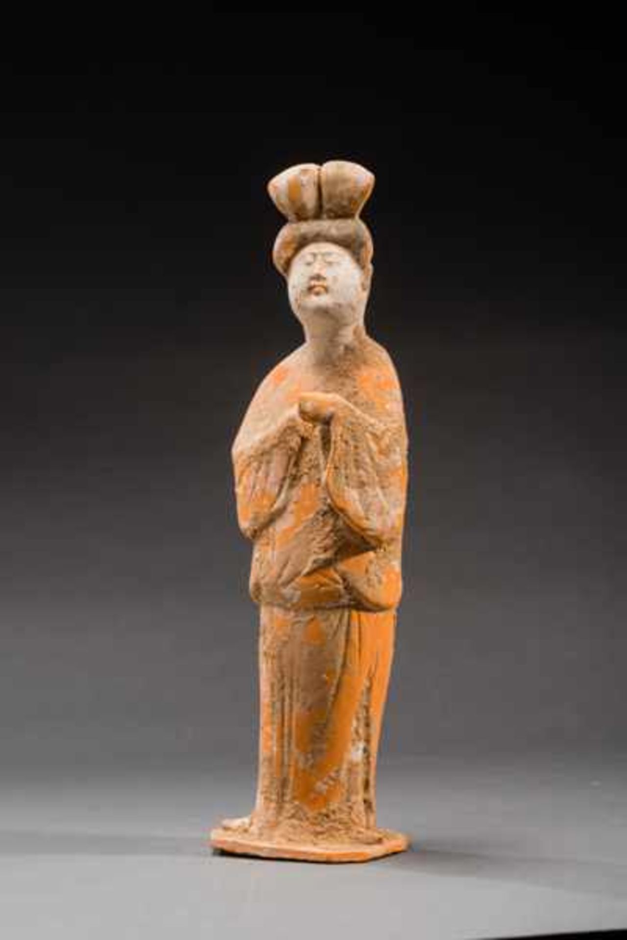 COURTLY LADY Terracotta with remnants of originalpainting. China, Early Tang dynasty (618 - 907) - Image 3 of 6