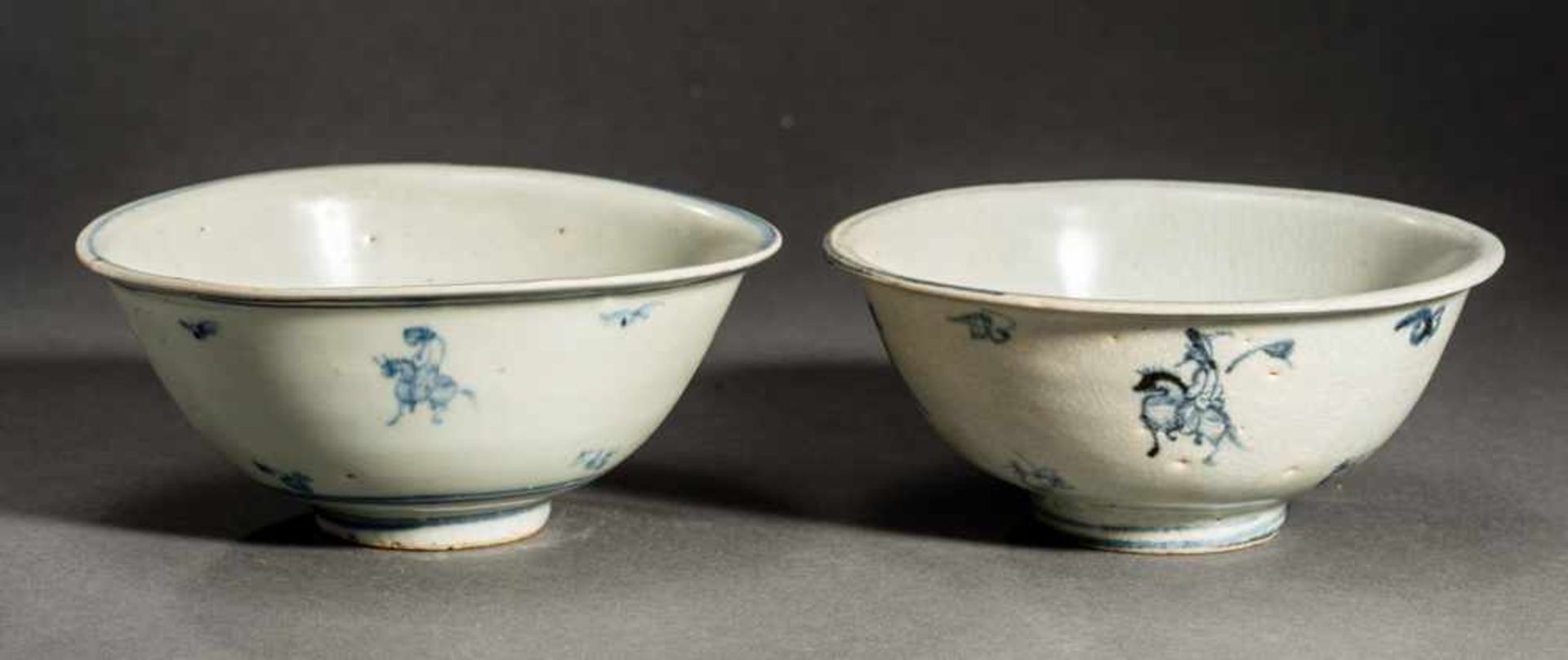 TWO BOWLS WITH HORSEBACK RIDERS Glazed stoneware. China, Ming dynasty(1368-1644)騎士紋碗Both pieces have