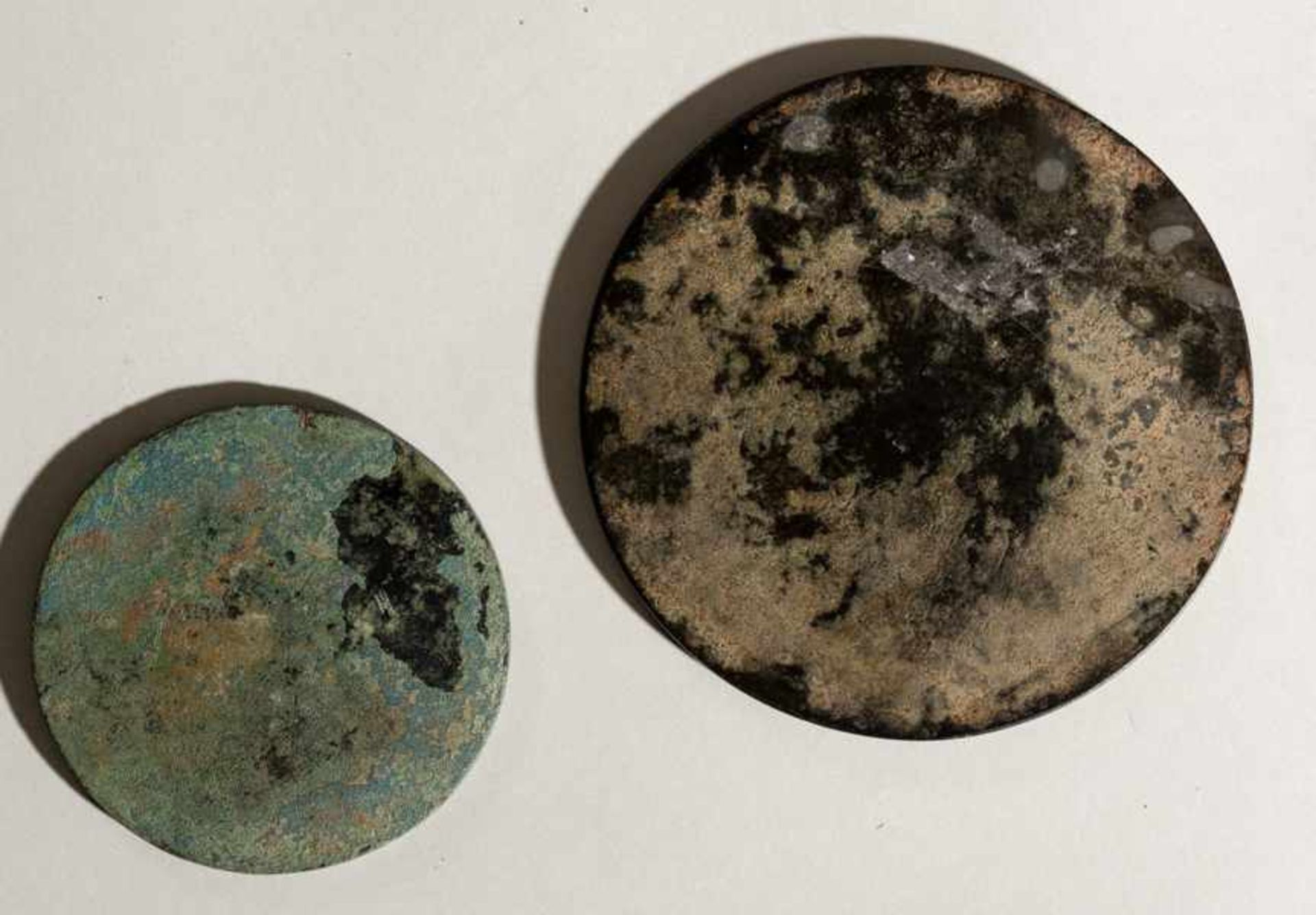 TWO MIRRORS WITH INSCRIPTIONS Bronze. China, Ming dynasty (1348 - 1644)2個文字紋銅鏡The smaller mirror - Image 2 of 2