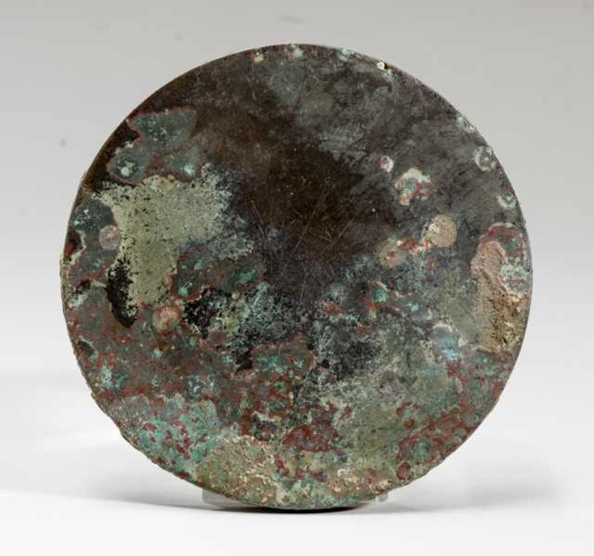 MIRROR WITH VARIOUS ANIMALS Bronze. China, Tang dynasty (618 - 907)瑞獸銅鏡Half-spherical eyelet knob - Bild 2 aus 3