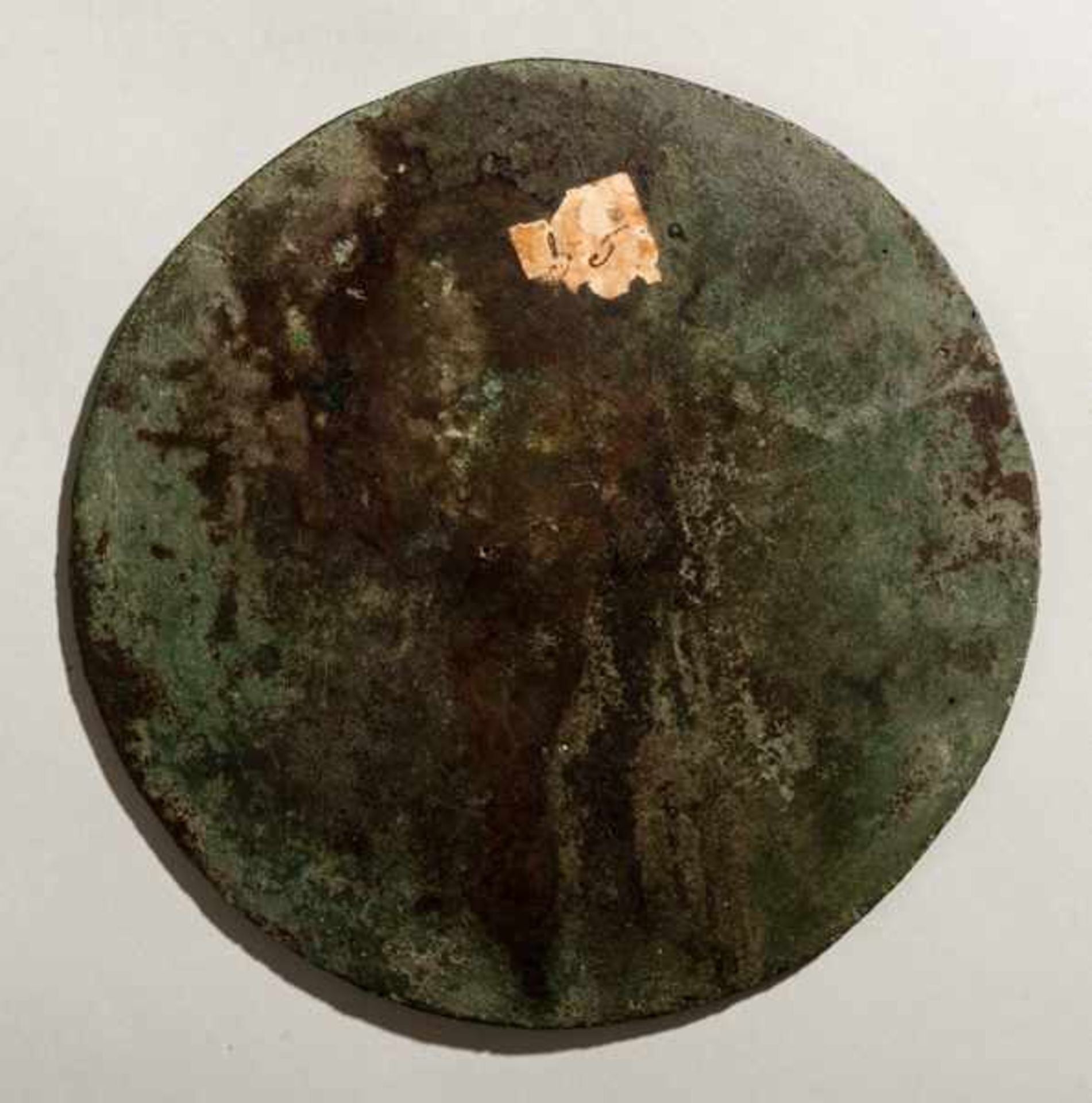 MIRROR WITH FLORAL DECORATION Bronze. China, possibly Song dynasty(960 - 1279)花卉紋銅鏡Larger, - Image 2 of 2