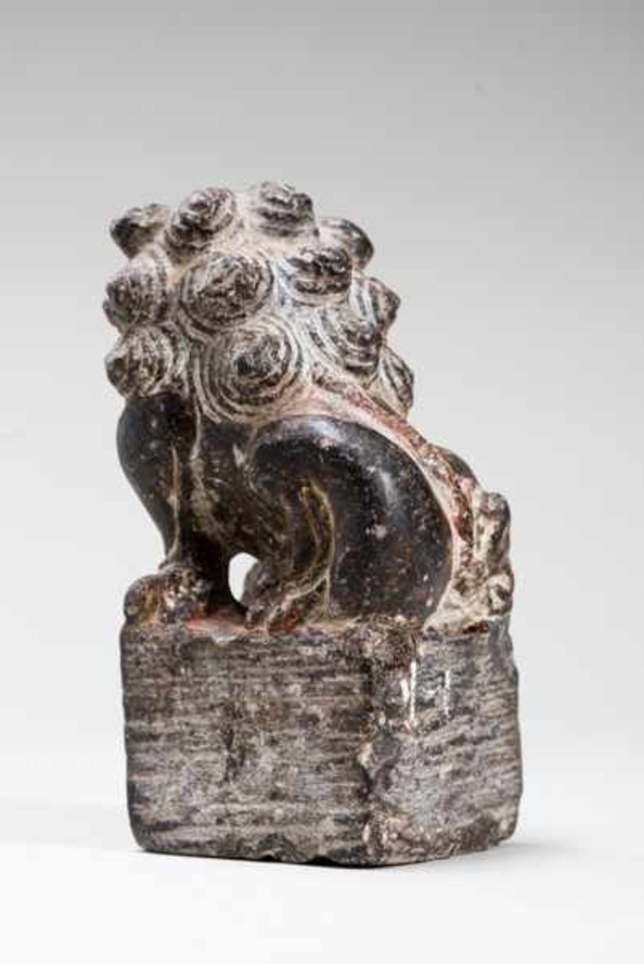 SITTING LION-DOG Stone. China, Ming dynasty (1368-1644)獅毛狗坐像A small sculpture full of character - Image 4 of 5