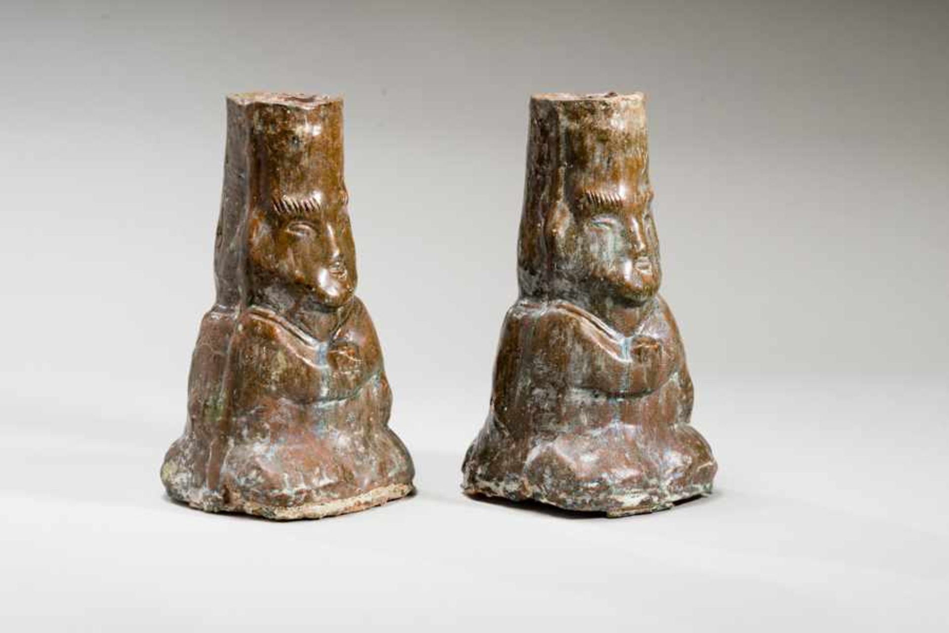 PAIR OF FIGURE-SHAPED OIL LAMPS (DIVINITIES?) Glazed ceramic. China, Eastern Han dynasty(25 - 220 - Image 3 of 5